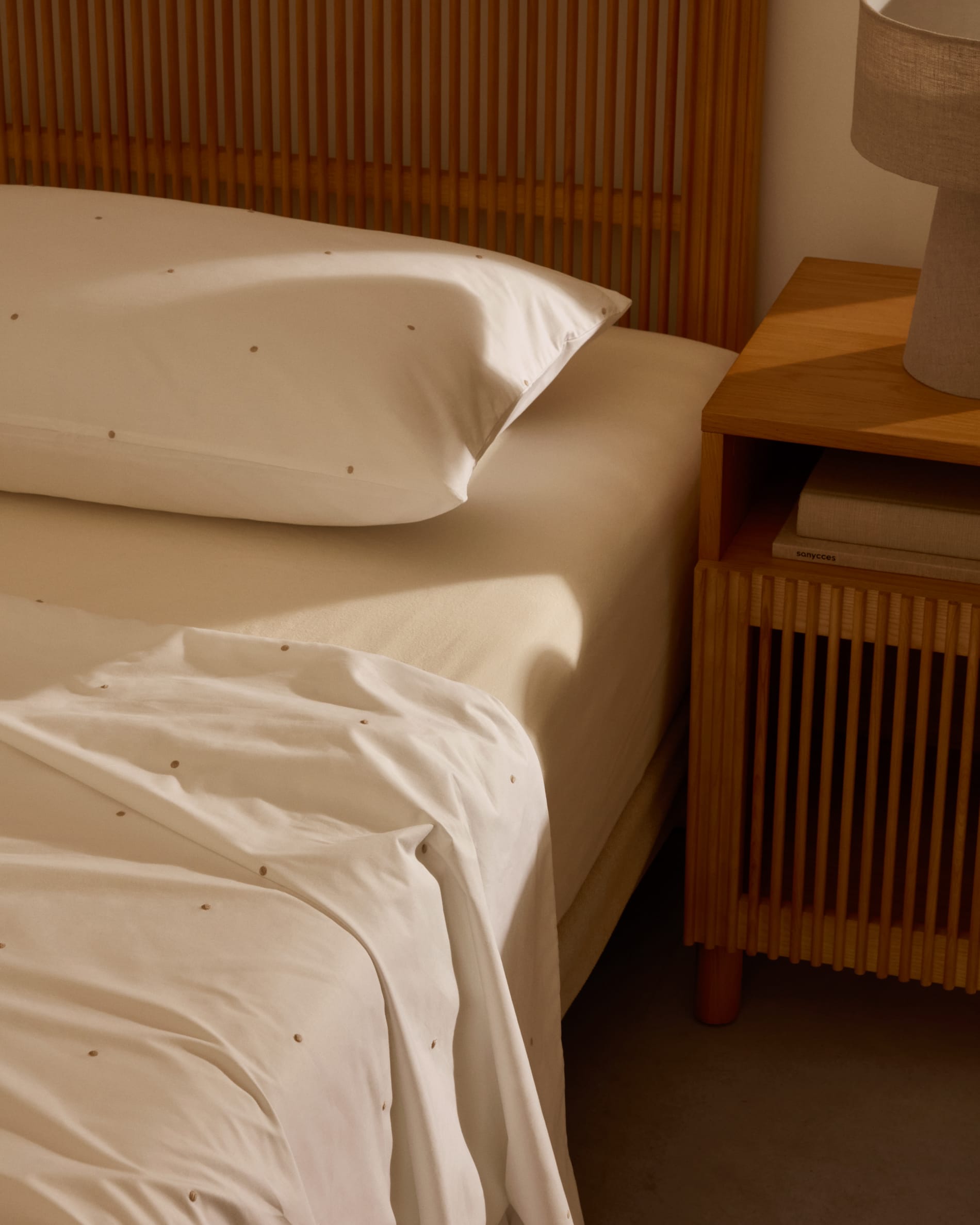 Elegantes Kopfteil Beyla aus massiver Eiche, FSC-zertifiziert, ideal für 160 cm Betten, nachhaltig und stilvoll.