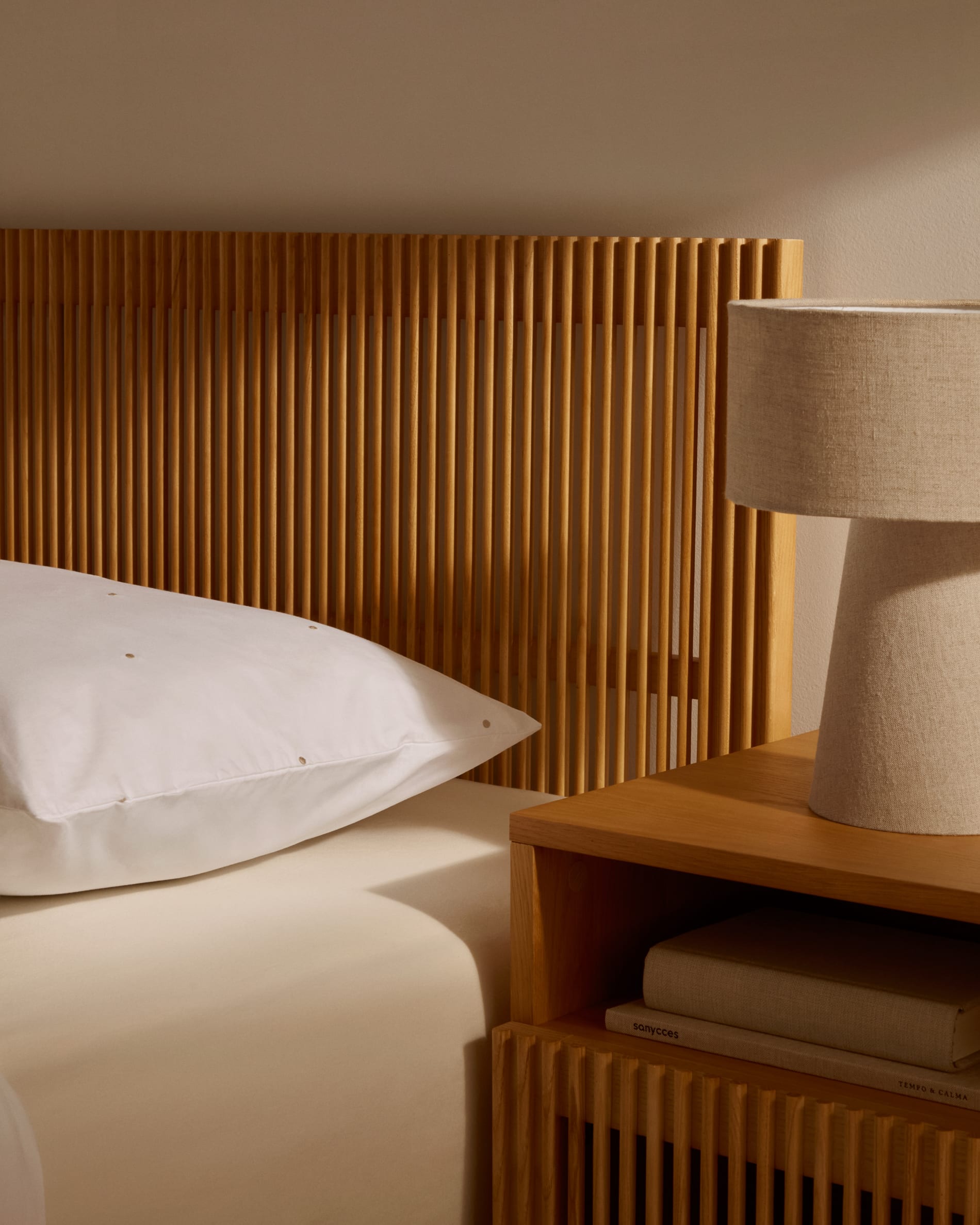 Massives Eichen-Kopfteil Beyla, FSC-zertifiziert, passend für 160 cm Betten, vereint Nachhaltigkeit und zeitloses Design.