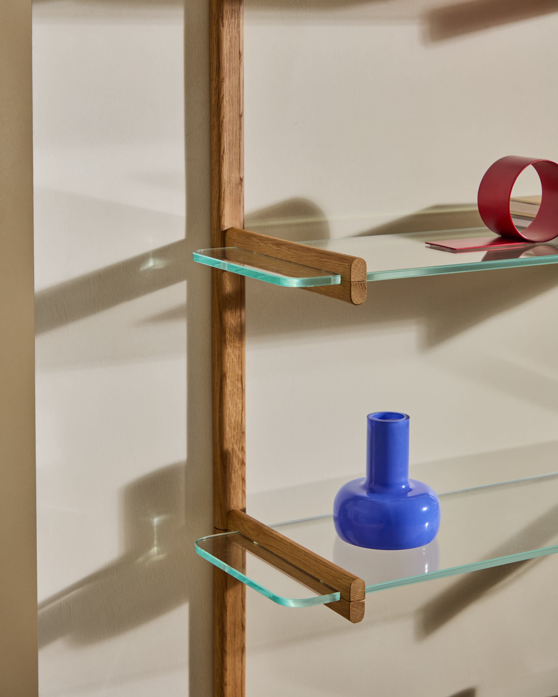 Modulares Regal Sitra mit 6 Glasböden und Eichenholz, 90 cm breit, FSC-zertifiziert, stilvoll und nachhaltig von Kave Home.