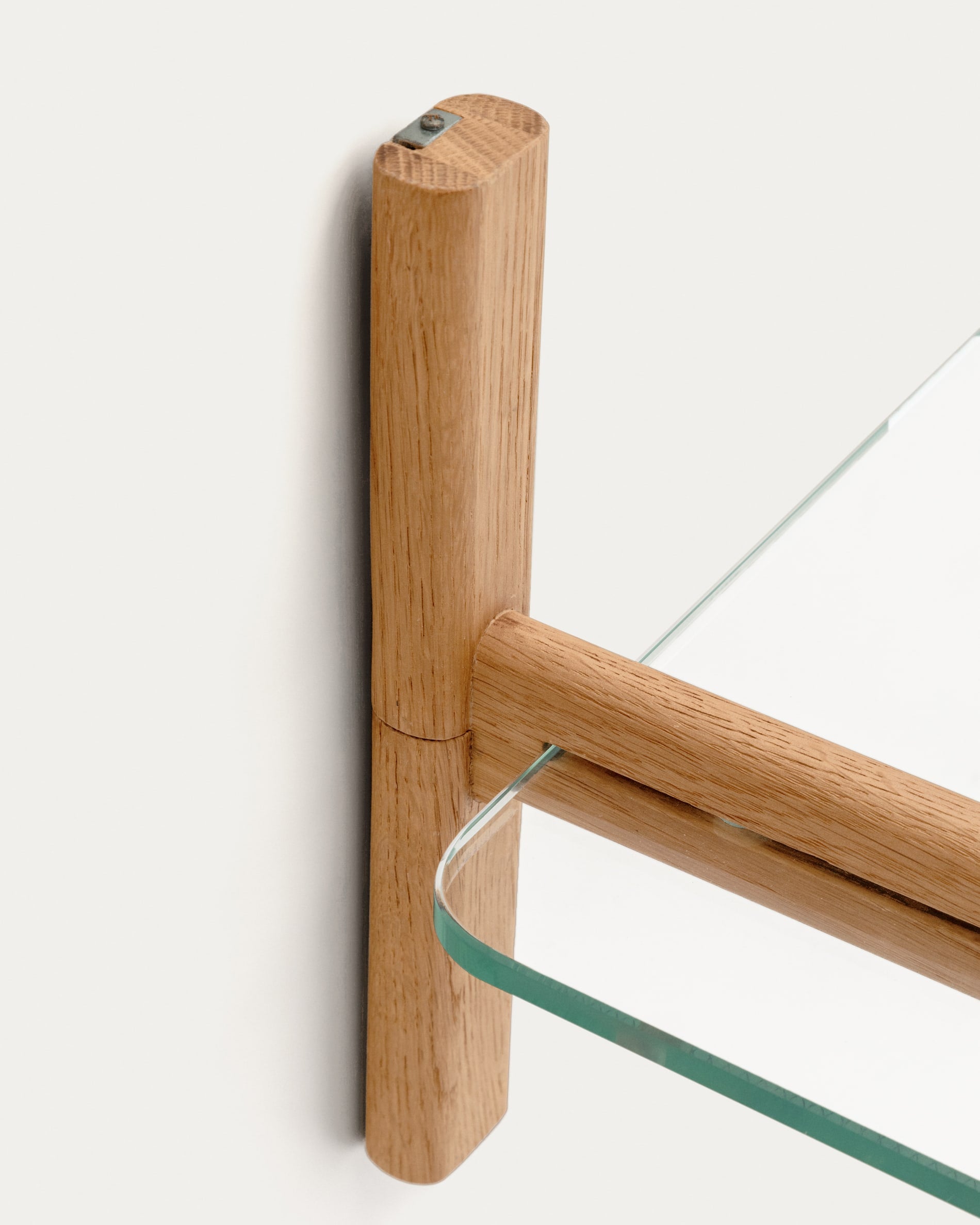 Modulares Regal Sitra: 3 stilvolle Glasböden, massive Eiche, 90 cm, flexibel und nachhaltig. Perfekt für jeden Raum von Kave Home.