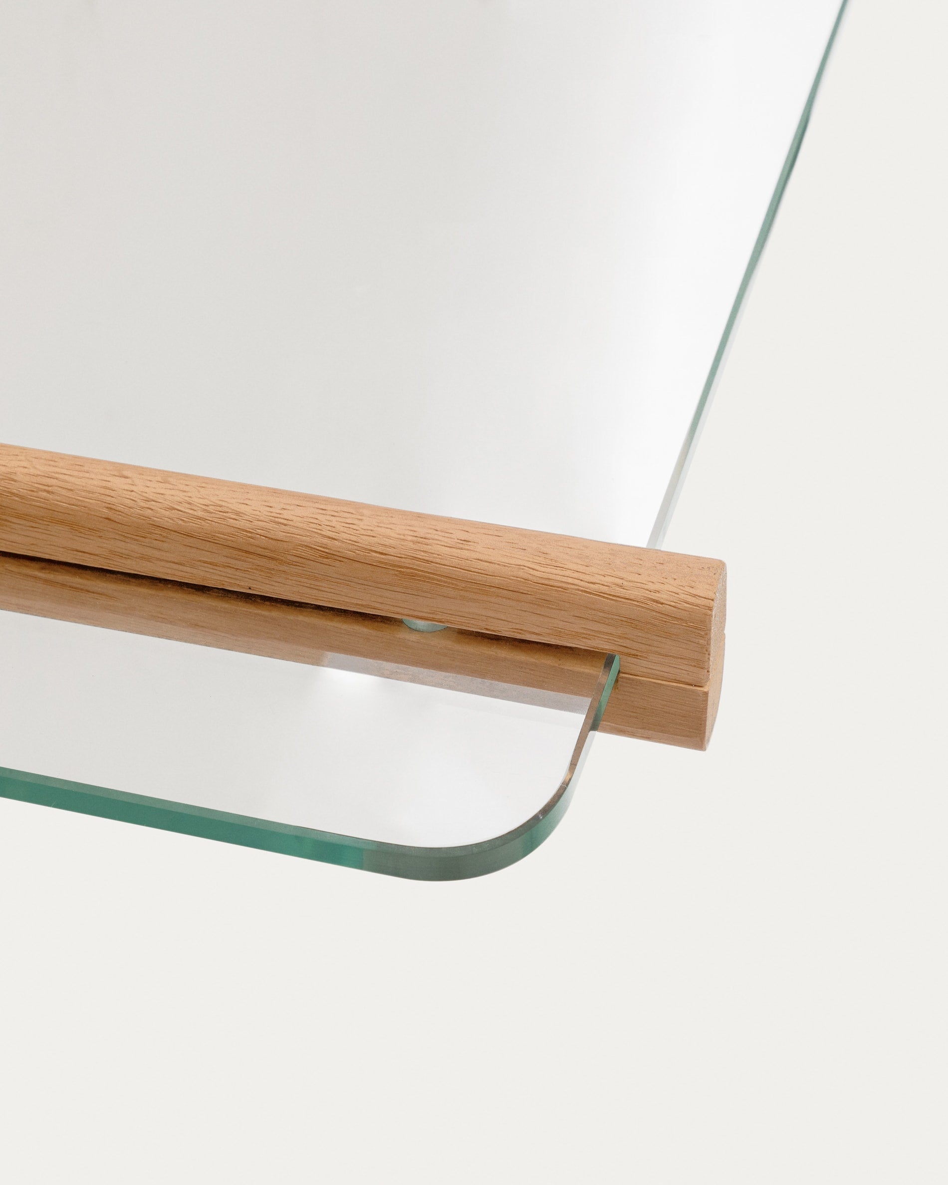 Gestalten Sie Ihr Zuhause mit dem modularen Regal Sitra: 6 Regalbretter aus Glas und massiver Eiche bieten Funktionalität und modernes Design.