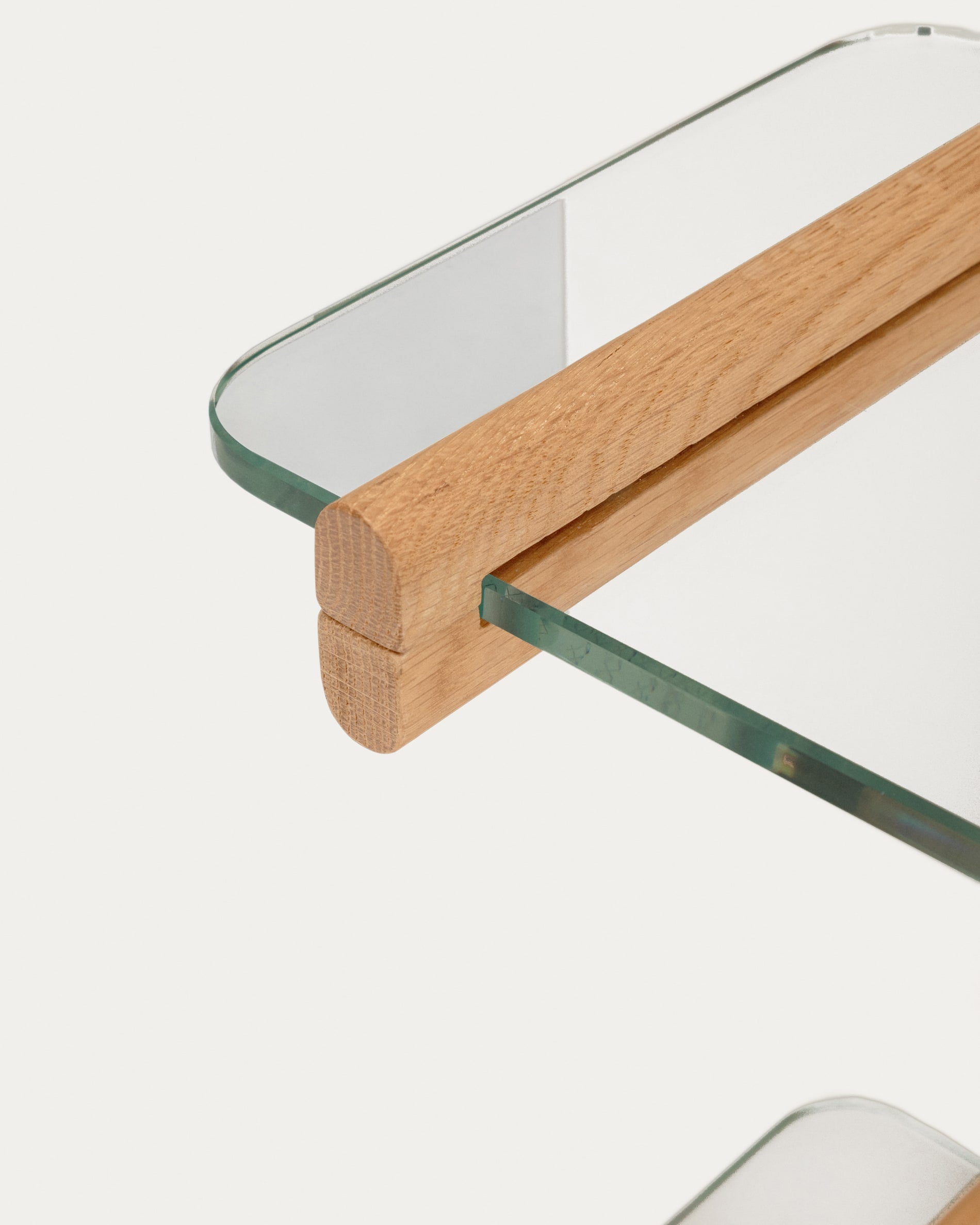 Erleben Sie das vielseitige Regal Sitra von Kave Home: 90 cm, aus hochwertigem Glas und Eichenholz, ideal für stilvolle Akzente in jedem Zuhause.