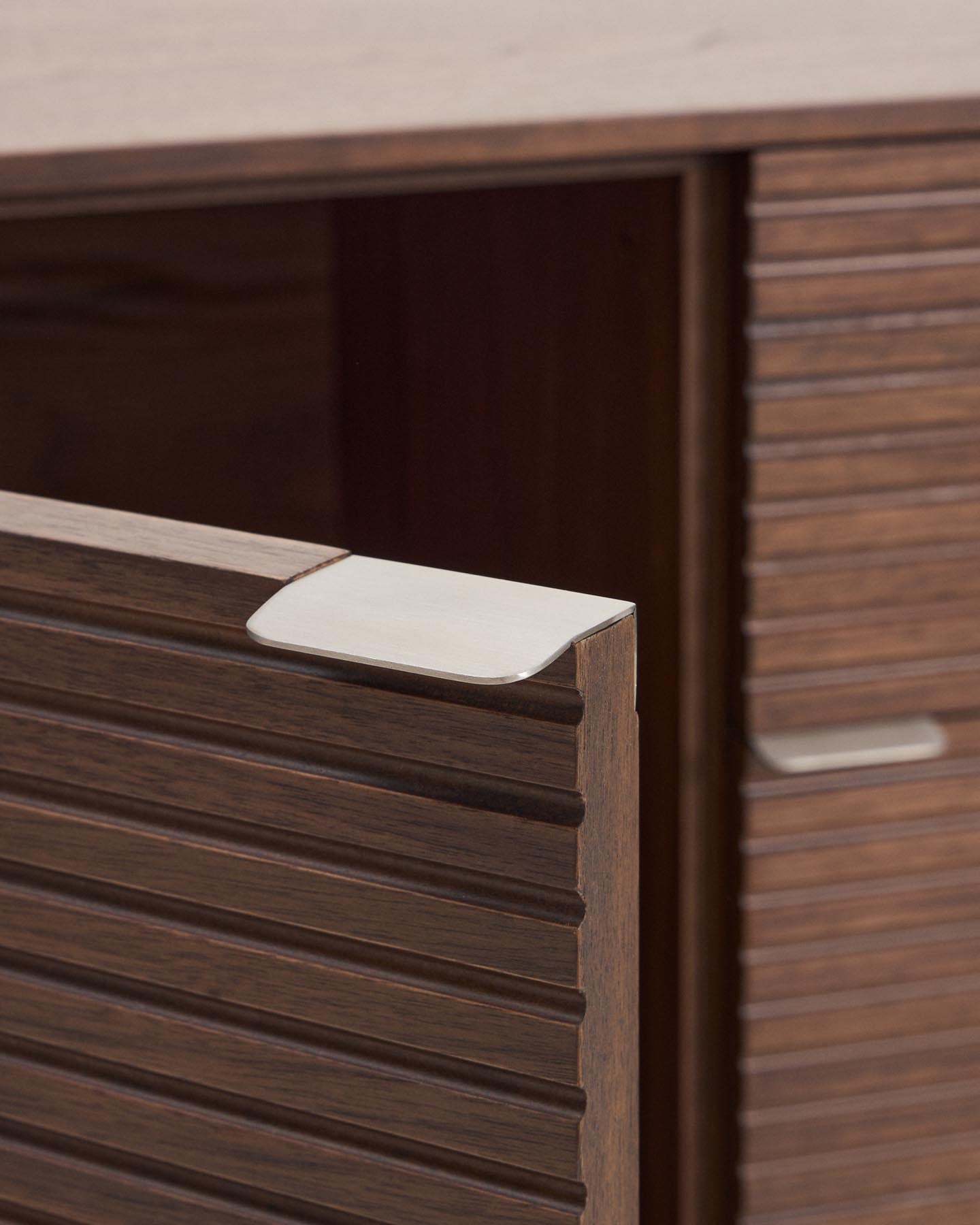 Highboard Norlen mit 4 Türen und 2 Schubläden in Nussbaumfurnier FSC Mix Credit 194,5 x 78 cm in Dunkelbraun präsentiert im Onlineshop von KAQTU Design AG. Sideboard ist von Kave Home