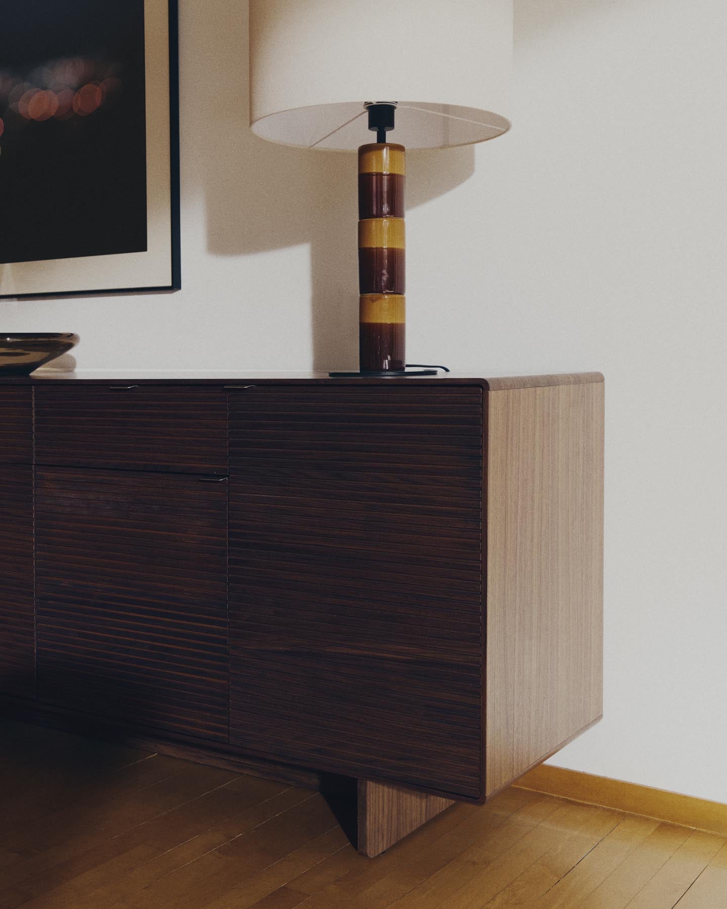 Highboard Norlen mit 4 Türen und 2 Schubläden in Nussbaumfurnier FSC Mix Credit 194,5 x 78 cm in Dunkelbraun präsentiert im Onlineshop von KAQTU Design AG. Sideboard ist von Kave Home