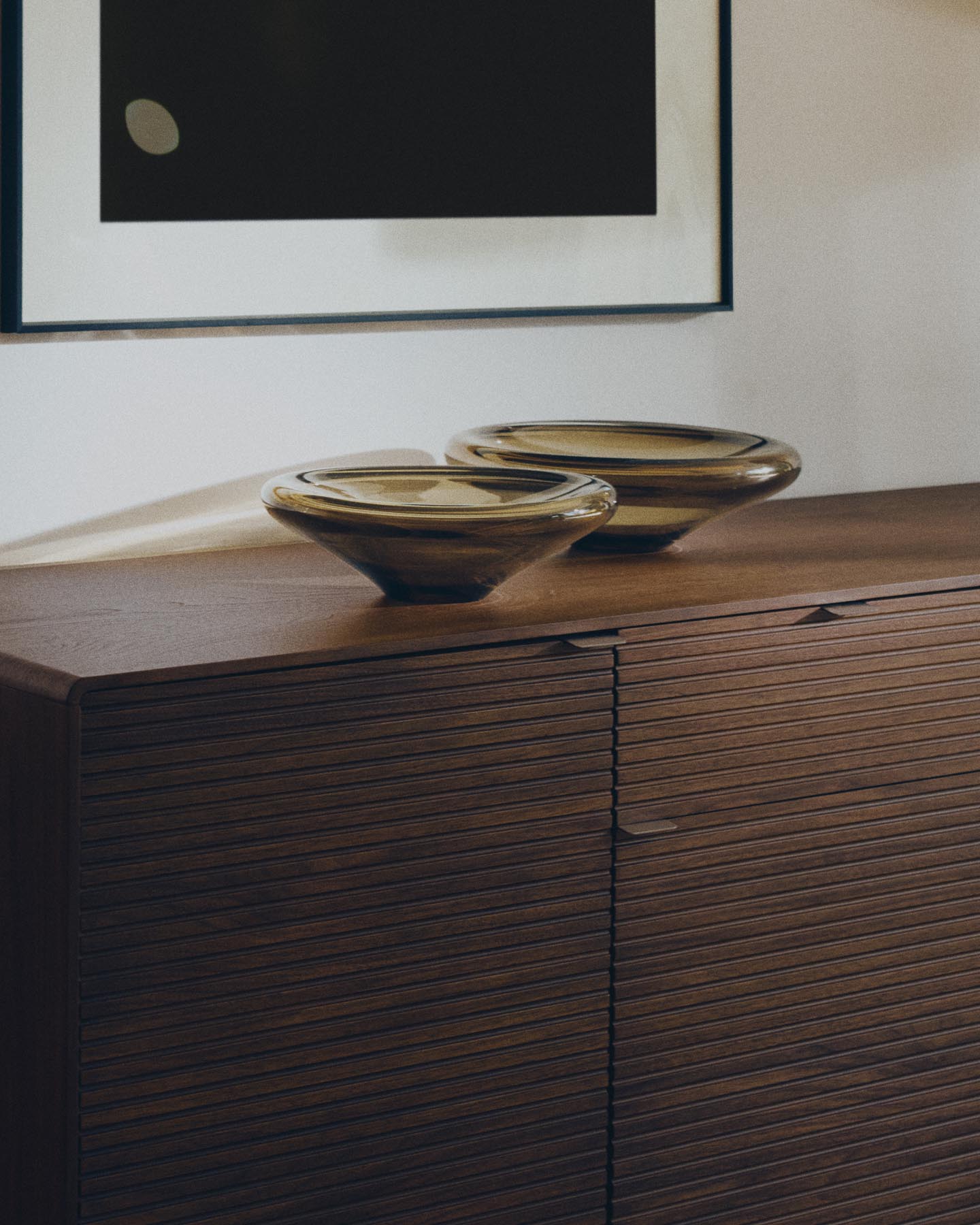 Highboard Norlen mit 4 Türen und 2 Schubläden in Nussbaumfurnier FSC Mix Credit 194,5 x 78 cm in Dunkelbraun präsentiert im Onlineshop von KAQTU Design AG. Sideboard ist von Kave Home