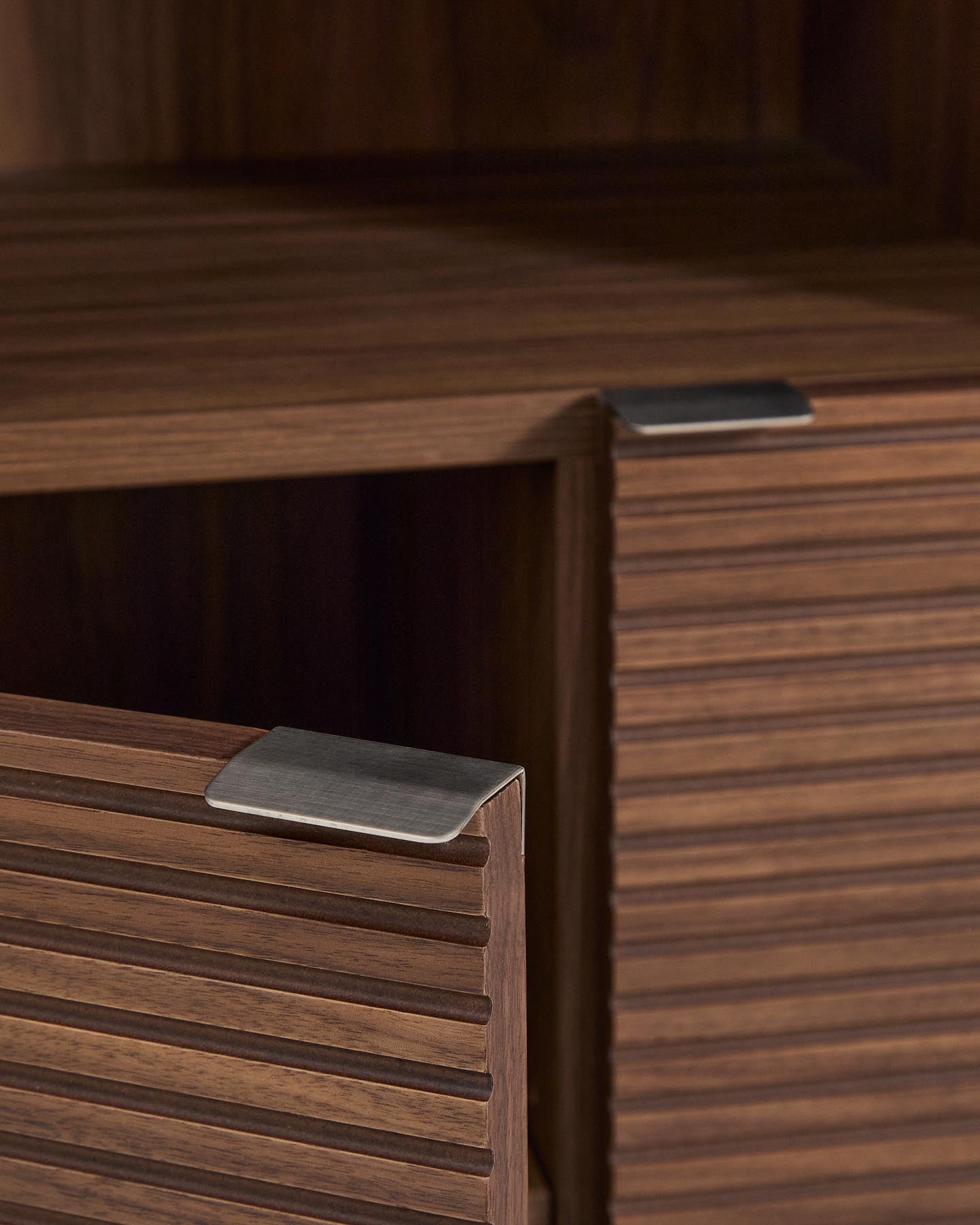 Highboard Norlen mit 4 Türen in Nussbaumfurnier FSC Mix Credit 100 x 163 cm in Dunkelbraun präsentiert im Onlineshop von KAQTU Design AG. Sideboard ist von Kave Home