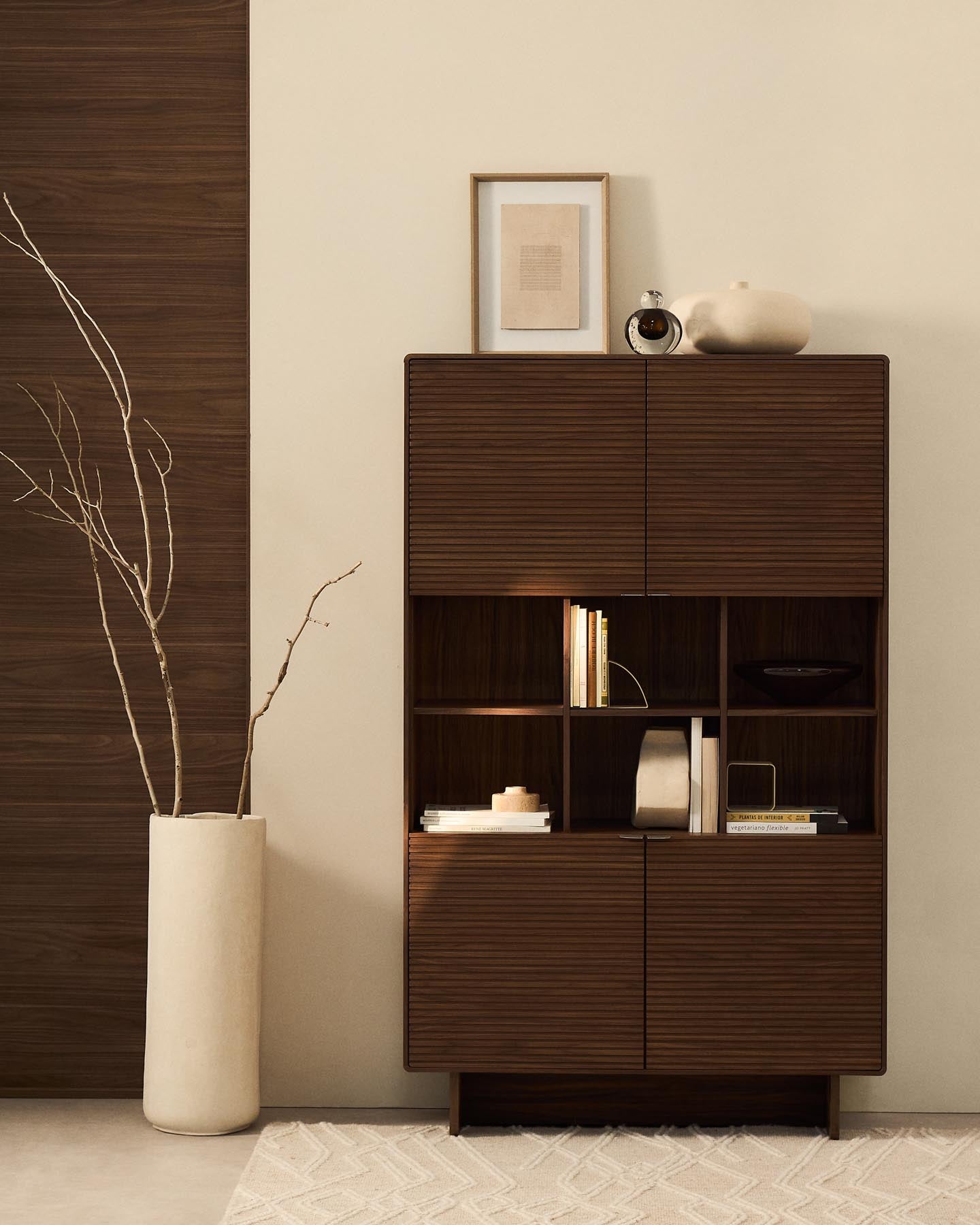 Highboard Norlen mit 4 Türen in Nussbaumfurnier FSC Mix Credit 100 x 163 cm in Dunkelbraun präsentiert im Onlineshop von KAQTU Design AG. Sideboard ist von Kave Home