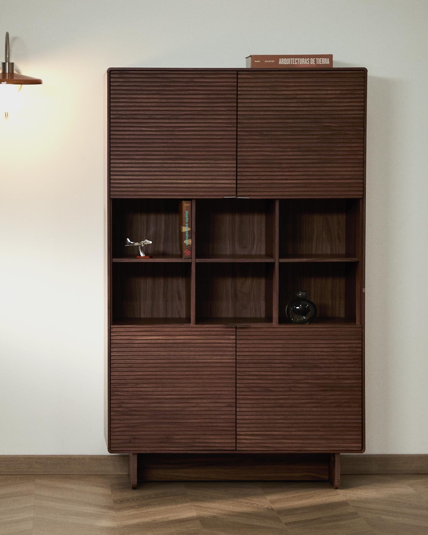 Highboard Norlen mit 4 Türen in Nussbaumfurnier FSC Mix Credit 100 x 163 cm in Dunkelbraun präsentiert im Onlineshop von KAQTU Design AG. Sideboard ist von Kave Home