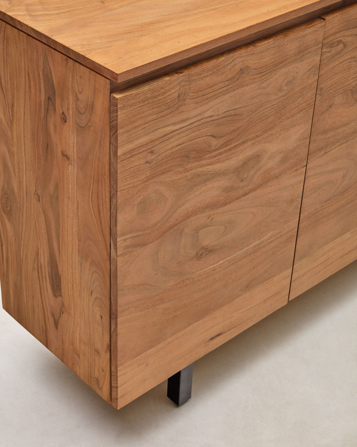 3-türiges TV-Möbel Uxue aus massivem Akazienholz mit gebleichtem Finish 150 x 58 cm in Beige präsentiert im Onlineshop von KAQTU Design AG. TV-Möbel ist von Kave Home