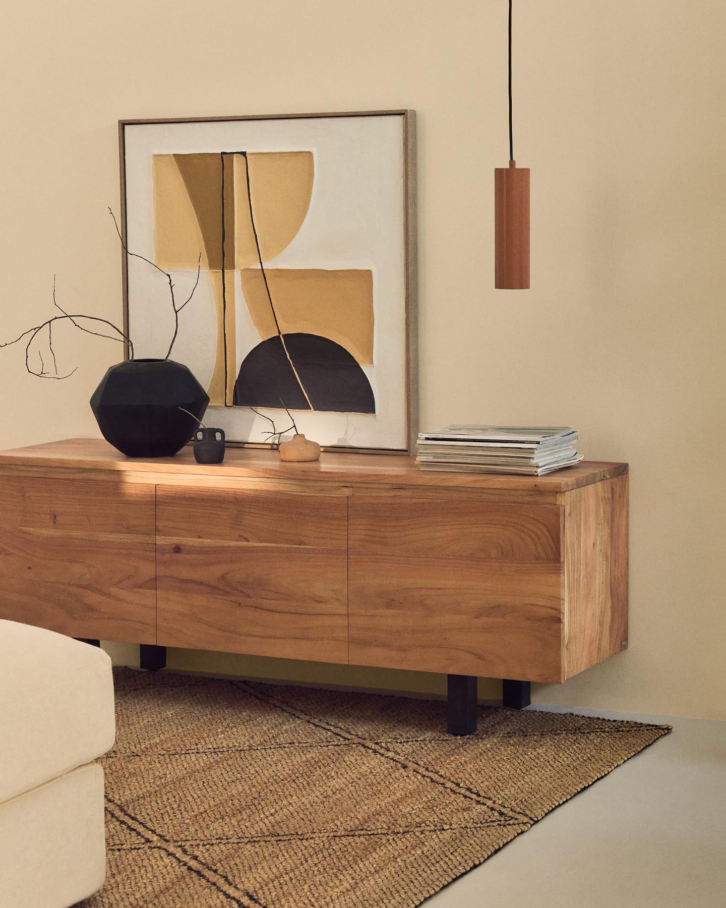 Entdecken Sie das stilvolle 3-türige TV-Möbel Uxue aus massivem Akazienholz mit elegantem gebleichten Finish – ideal für jedes Zuhause.