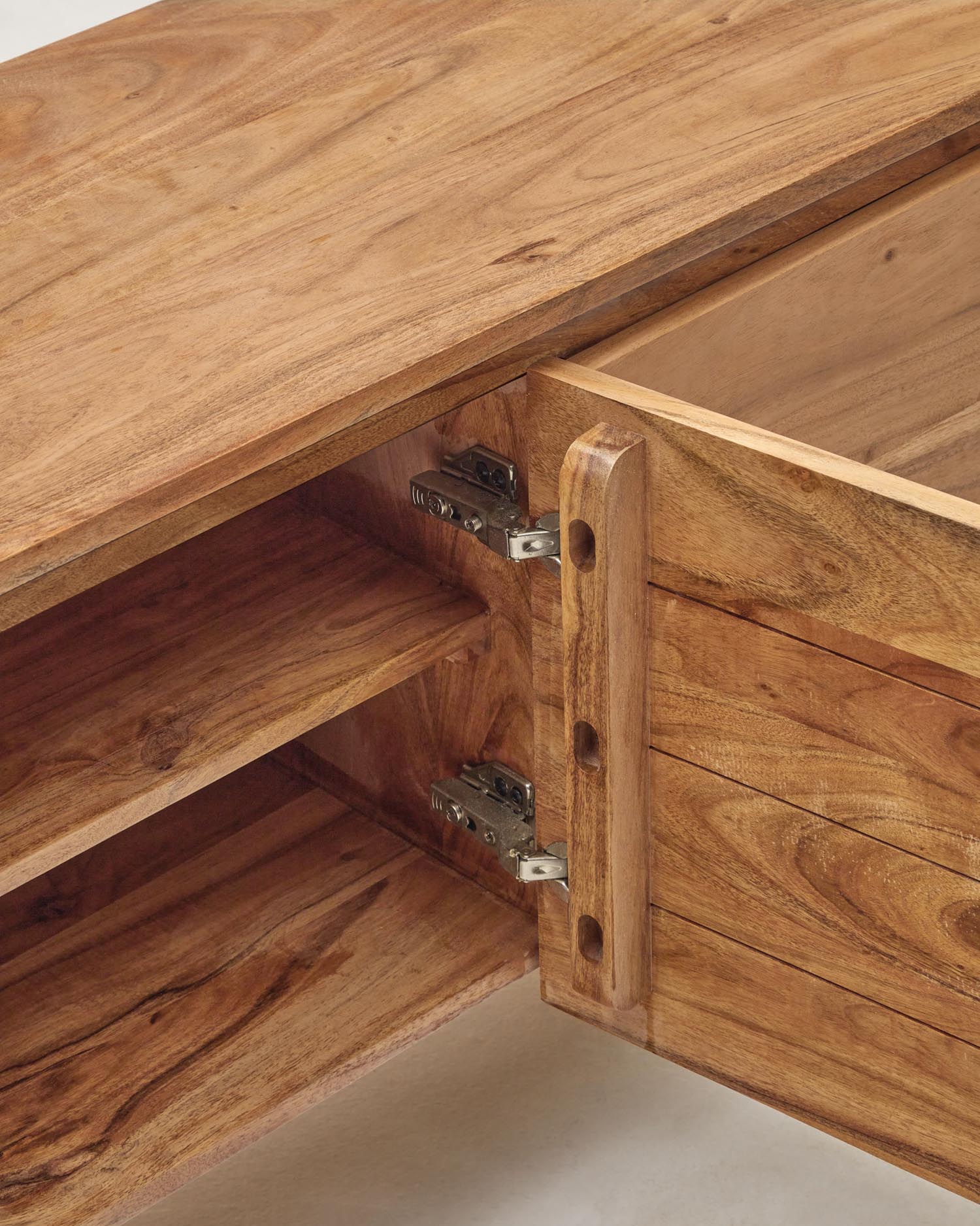 Erleben Sie das 3-türige TV-Möbel Uxue aus robustem Akazienholz mit elegantem gebleichten Finish. Ideal für stilvolle Wohnräume.