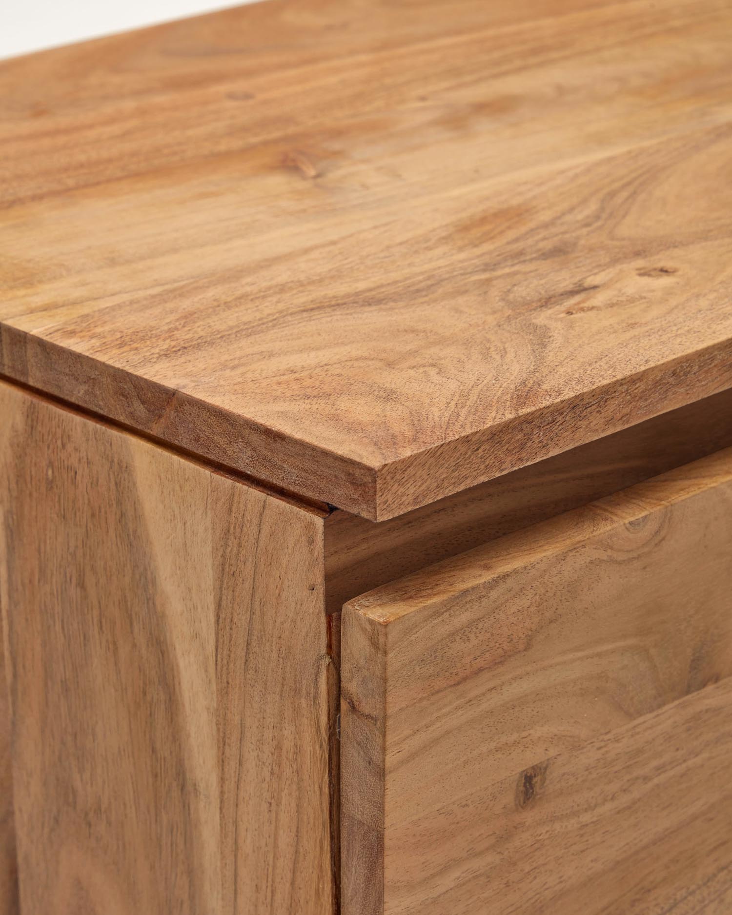 Entdecken Sie das stilvolle 3-türige Sideboard Uxue aus hochwertigem Akazienholz mit gebleichtem Finish – ein eleganter Blickfang für jeden Raum.