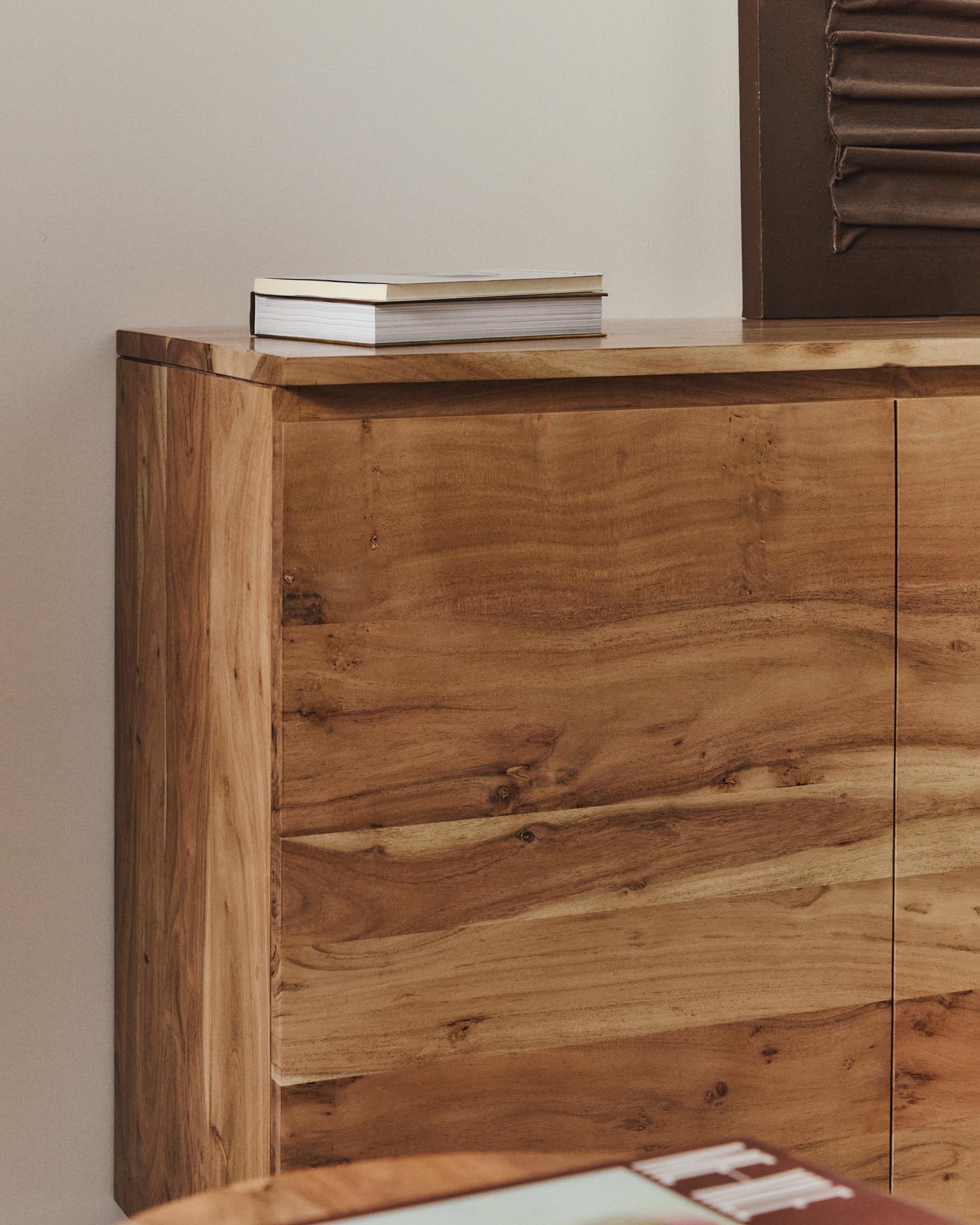 Erleben Sie das 3-türige Sideboard Uxue aus hochwertigem Akazienholz mit gebleichtem Finish. Perfekt für modernes Wohnen und eleganten Stauraum.