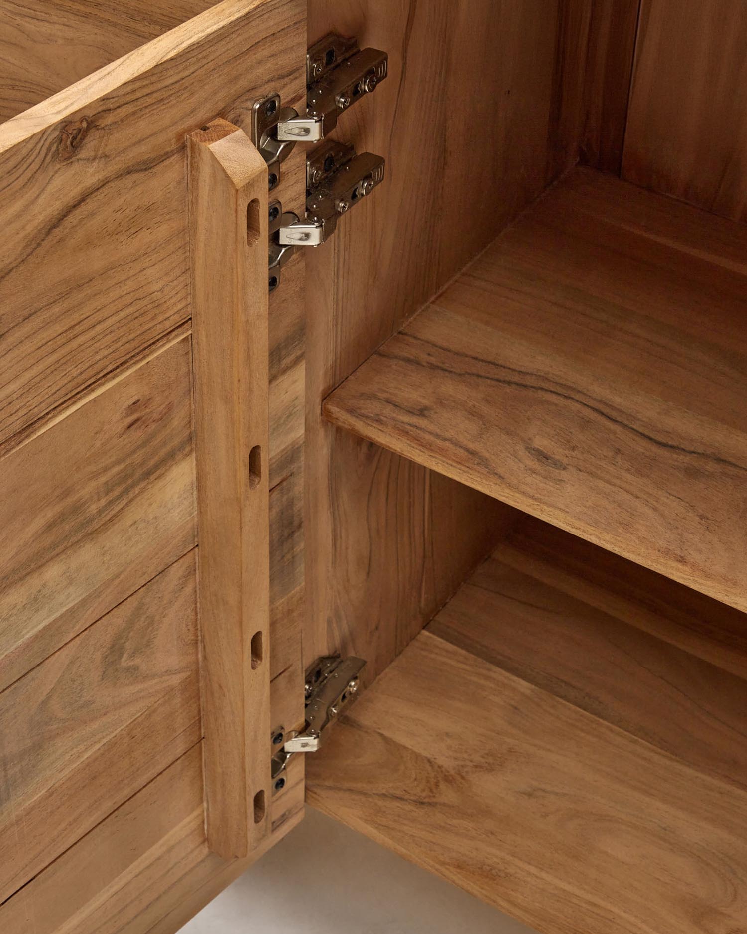 Erleben Sie das elegante 4-türige Sideboard Uxue aus hochwertigem Akazienholz mit gebleichtem Finish – ein zeitloses Möbelstück für Ihr Zuhause.