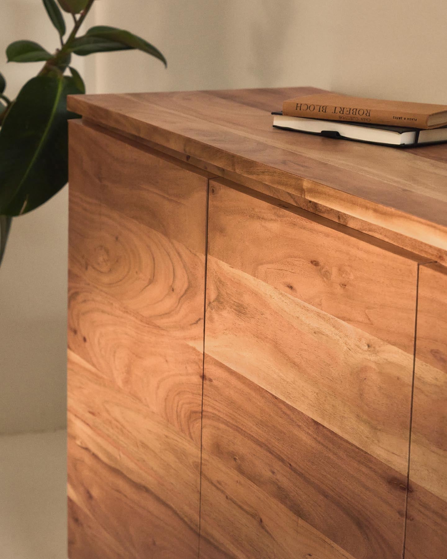 Erleben Sie das 4-türige Sideboard Uxue aus hochwertigem Akazienholz mit modernem gebleichtem Finish – ein elegantes Highlight für Ihr Zuhause.