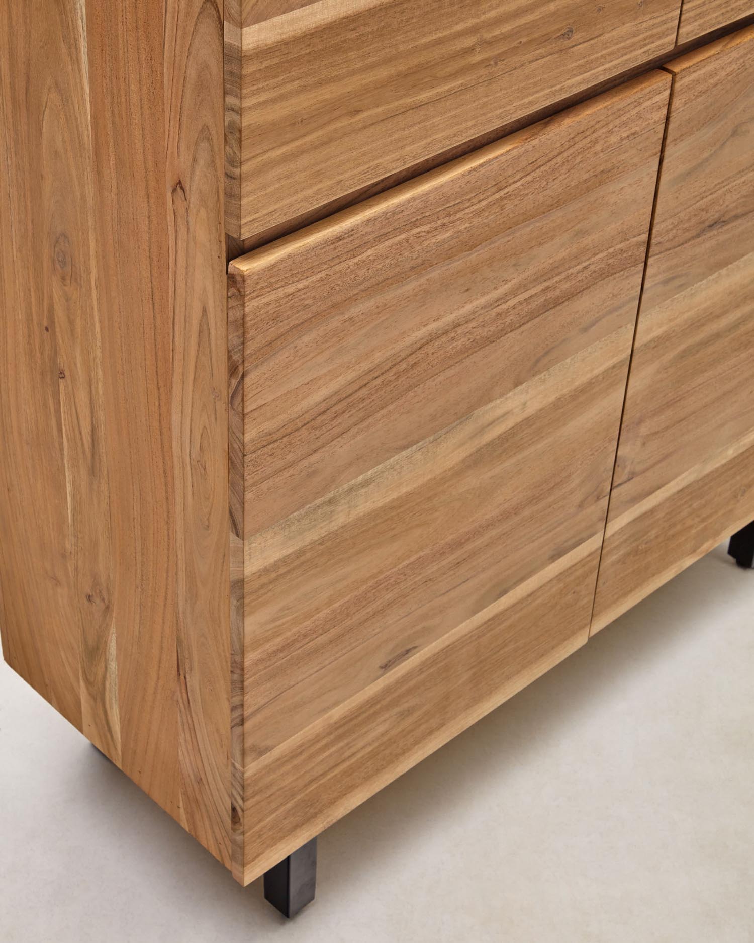 Entdecken Sie das stilvolle 4-türige Highboard Uxue aus massivem Akazienholz mit elegantem gebleichtem Finish und robusten Stahlbeinen – ideal für jeden Raum!