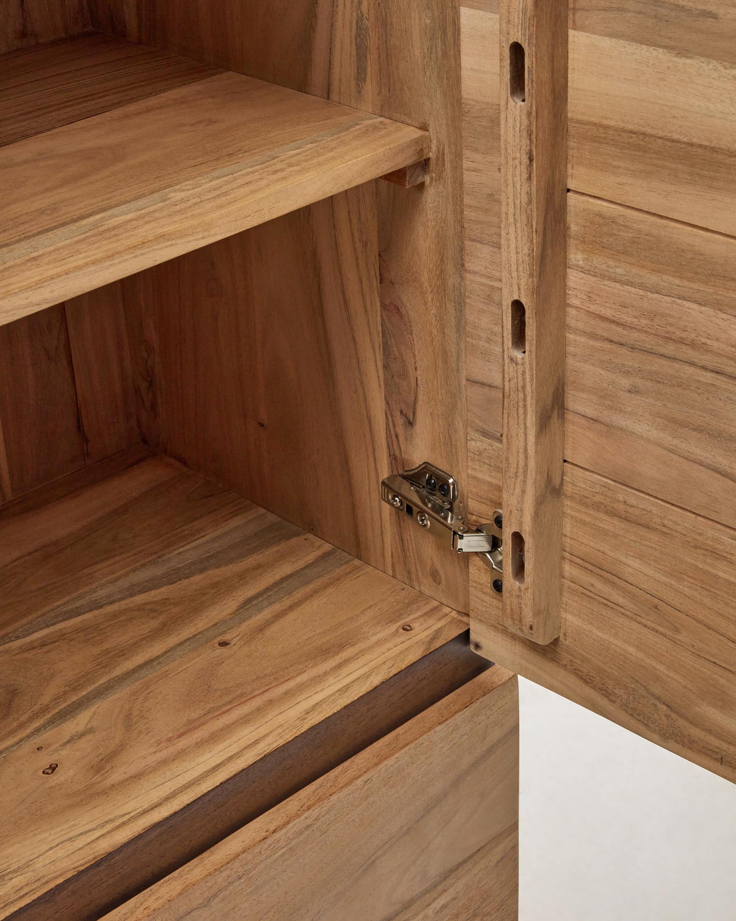 Entdecken Sie das stilvolle 4-türige Highboard Uxue aus massivem Akazienholz mit elegantem gebleichtem Finish und robusten Stahlbeinen – ideal für jeden Raum!