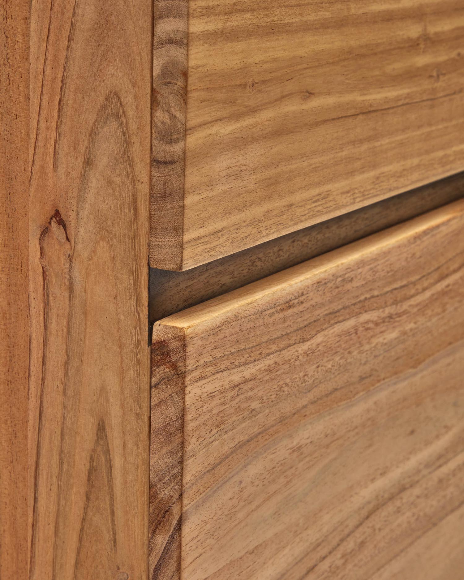 Erleben Sie das elegante 4-türige Highboard Uxue aus hochwertigem Akazienholz mit modernem gebleichtem Finish und stabilen Stahlbeinen – ein Must-Have für Ihr Zuhause!