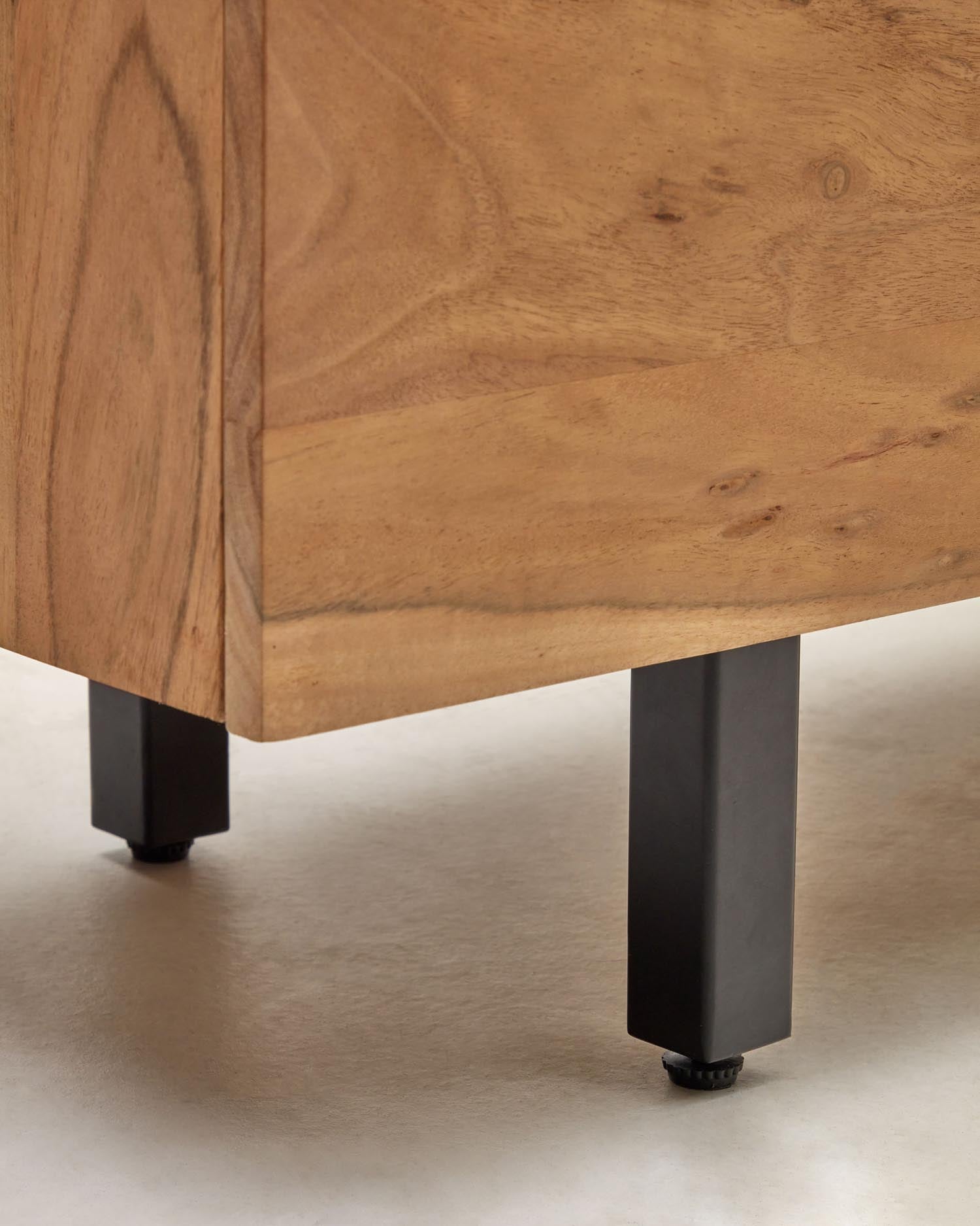 Entdecken Sie das stilvolle 4-türige Highboard Uxue aus massivem Akazienholz mit elegantem gebleichtem Finish und robusten Stahlbeinen – ideal für jeden Raum!