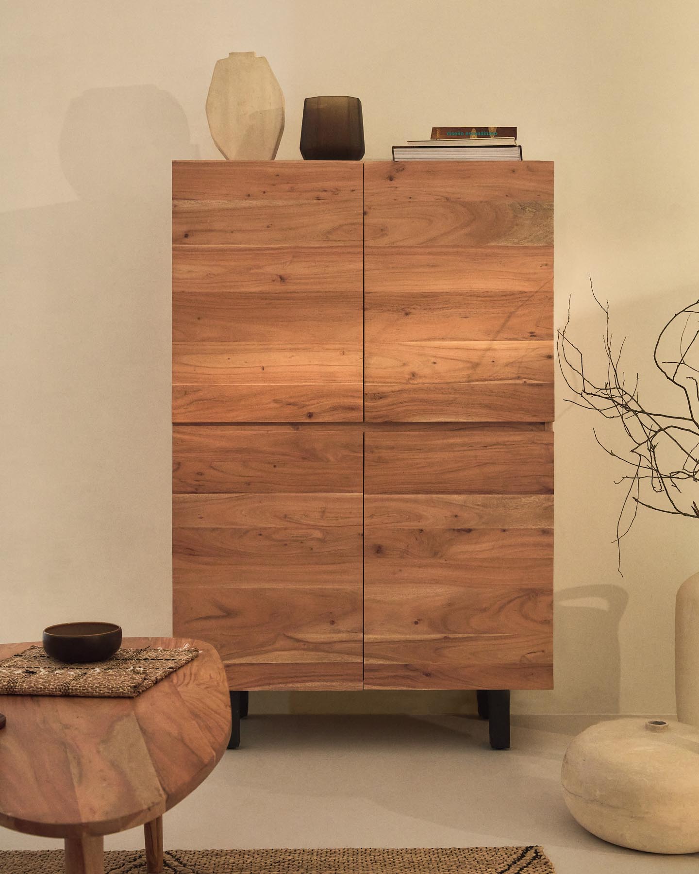 Entdecken Sie das stilvolle 4-türige Highboard Uxue aus massivem Akazienholz mit elegantem gebleichtem Finish und robusten schwarzen Stahlbeinen. Ideal für jeden Raum!