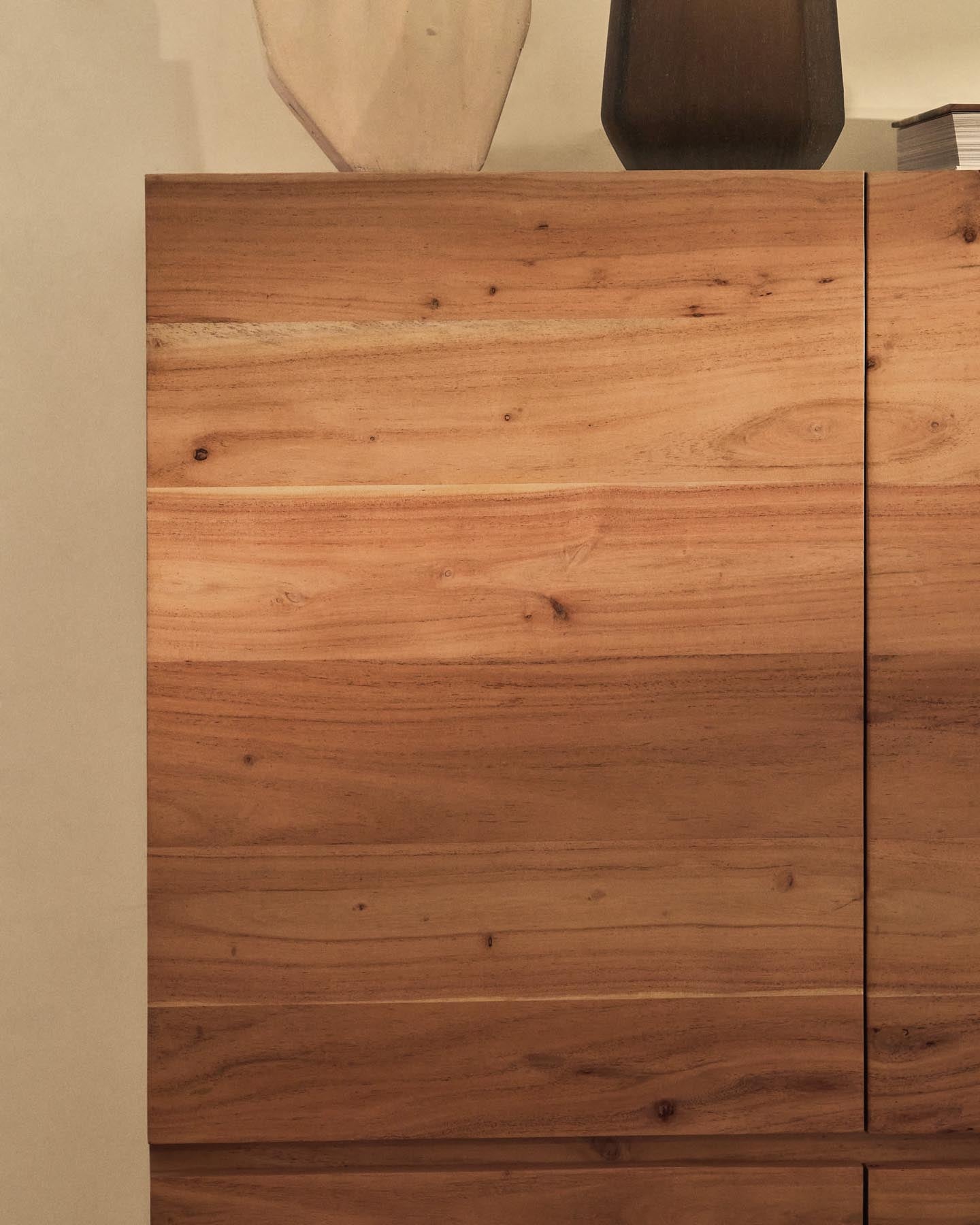 Erleben Sie das elegante 4-türige Highboard Uxue aus hochwertigem Akazienholz mit modernem gebleichtem Finish und stabilen Stahlbeinen – perfekt für stilvollen Stauraum!