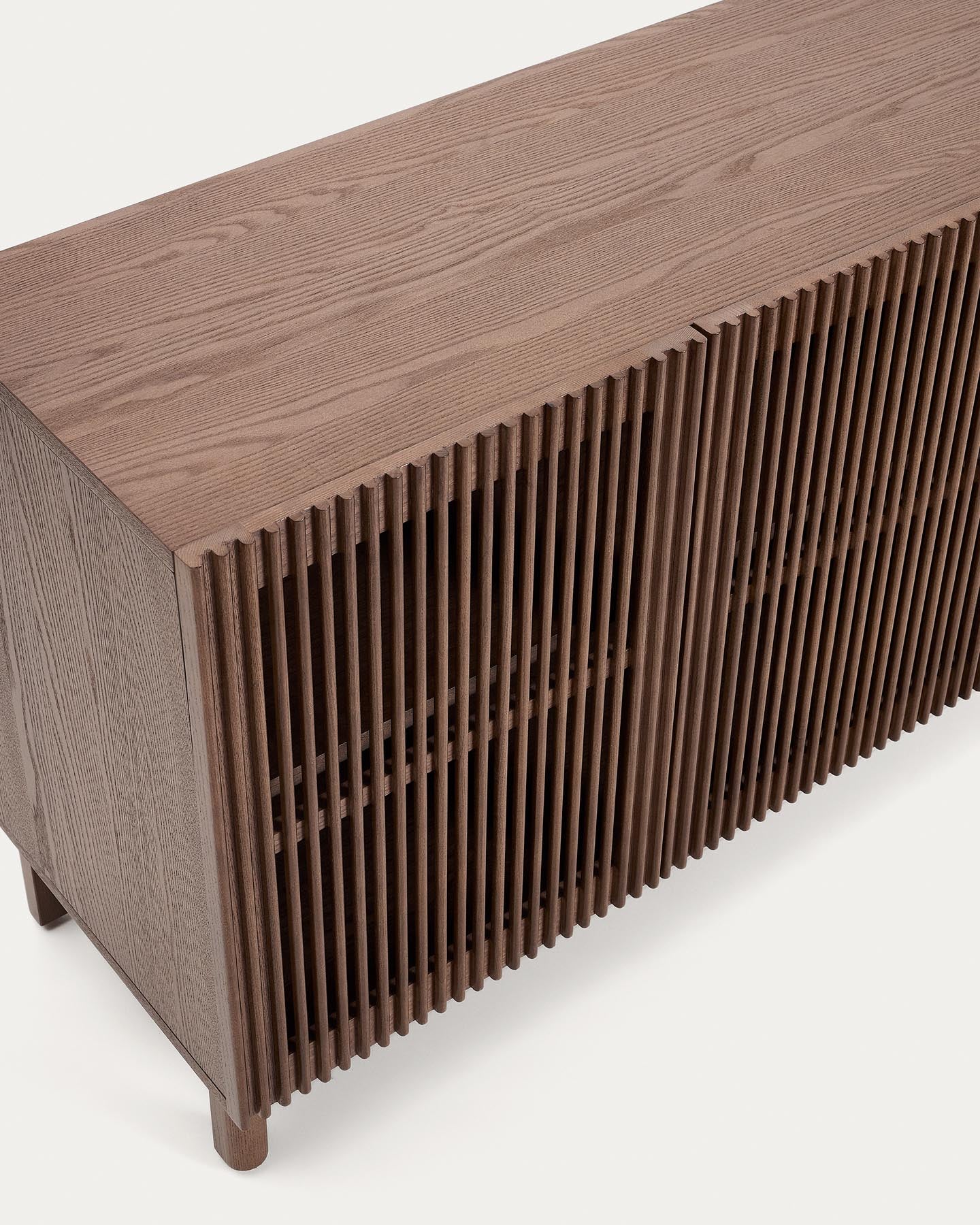 Sideboard Beyla mit 4 Türen aus Eschenfurnier und Massivholz aus Esche mit nussbaumfarbenem Finish 180 x 71,5 cm FSC 100% in Dunkelbraun präsentiert im Onlineshop von KAQTU Design AG. Sideboard ist von Kave Home