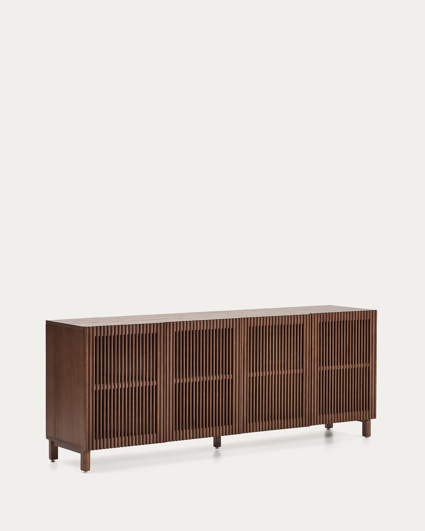 Sideboard Beyla mit 4 Türen aus Eschenfurnier und Massivholz aus Esche mit nussbaumfarbenem Finish 180 x 71,5 cm FSC 100% in Dunkelbraun präsentiert im Onlineshop von KAQTU Design AG. Sideboard ist von Kave Home