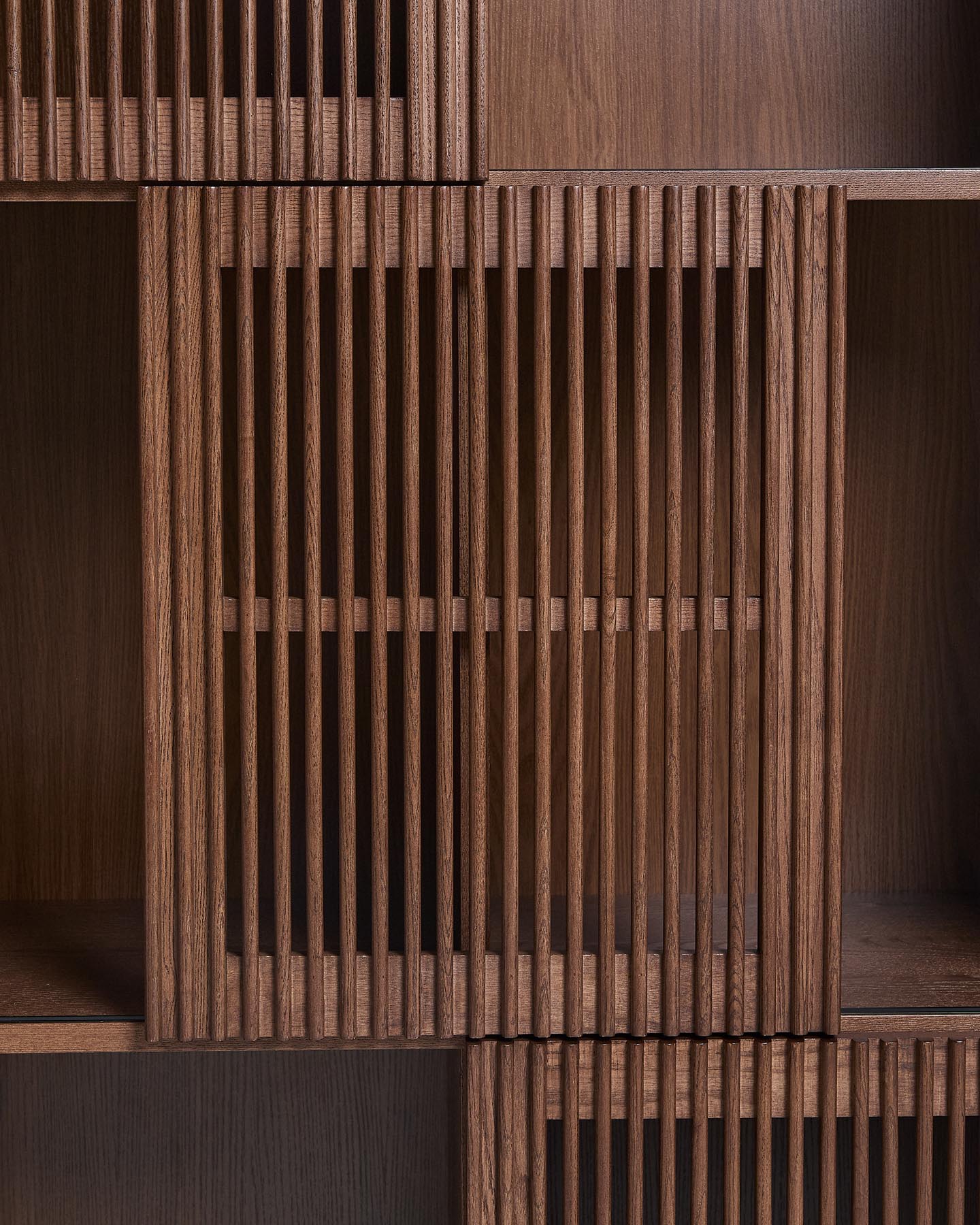 Regal Beyla aus Furnier und Massivholz aus Esche mit nussbaumfarbenem Finish 84,5 x 170 cm FSC 100% in Dunkelbraun präsentiert im Onlineshop von KAQTU Design AG. Bücherregal ist von Kave Home