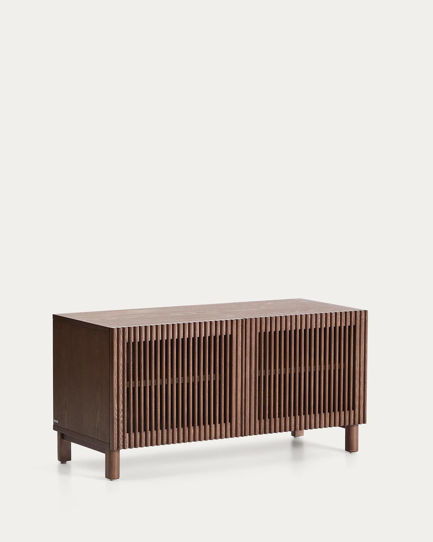 Schuhschrank Beyla mit 2 Türen aus Eschenfurnier und Massivholz aus Esche mit nussbaumfarbenem Finish 98,5 cm FSC 100% in Dunkelbraun präsentiert im Onlineshop von KAQTU Design AG. Schuhschrank ist von Kave Home