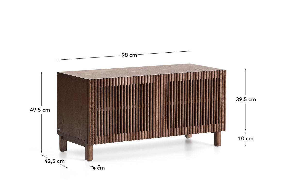Schuhschrank Beyla mit 2 Türen aus Eschenfurnier und Massivholz aus Esche mit nussbaumfarbenem Finish 98,5 cm FSC 100% in Dunkelbraun präsentiert im Onlineshop von KAQTU Design AG. Schuhschrank ist von Kave Home