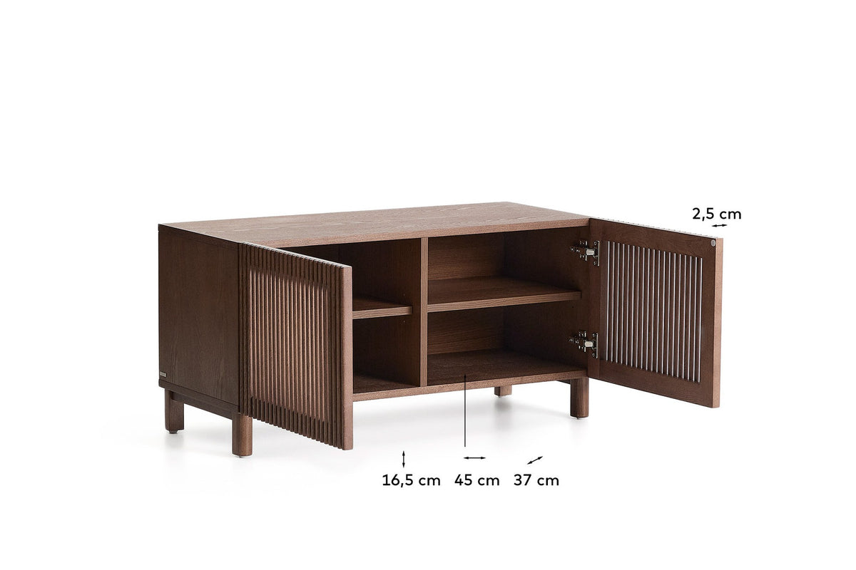 Schuhschrank Beyla mit 2 Türen aus Eschenfurnier und Massivholz aus Esche mit nussbaumfarbenem Finish 98,5 cm FSC 100% in Dunkelbraun präsentiert im Onlineshop von KAQTU Design AG. Schuhschrank ist von Kave Home
