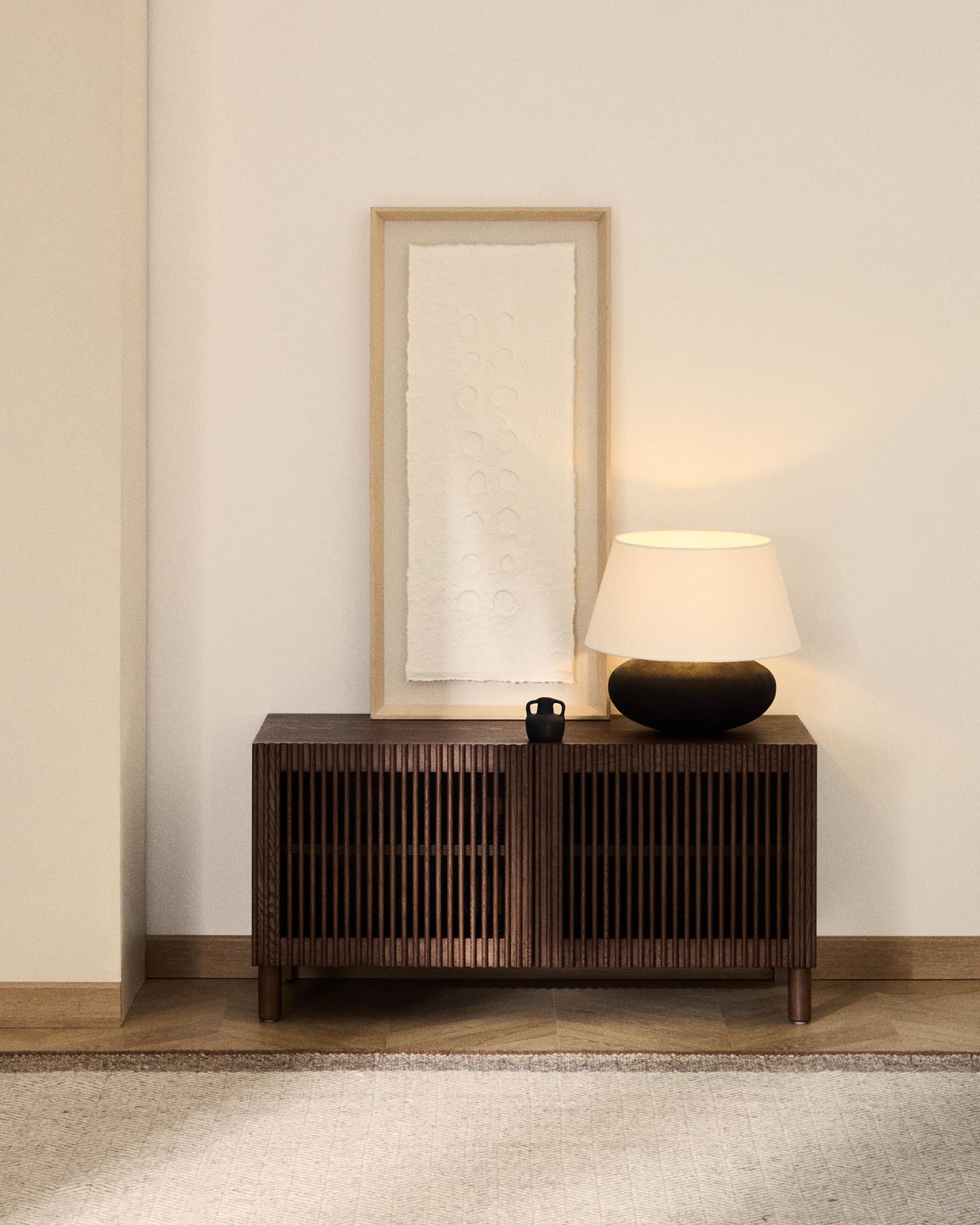 Schuhschrank Beyla mit 2 Türen aus Eschenfurnier und Massivholz aus Esche mit nussbaumfarbenem Finish 98,5 cm FSC 100% in Dunkelbraun präsentiert im Onlineshop von KAQTU Design AG. Schuhschrank ist von Kave Home