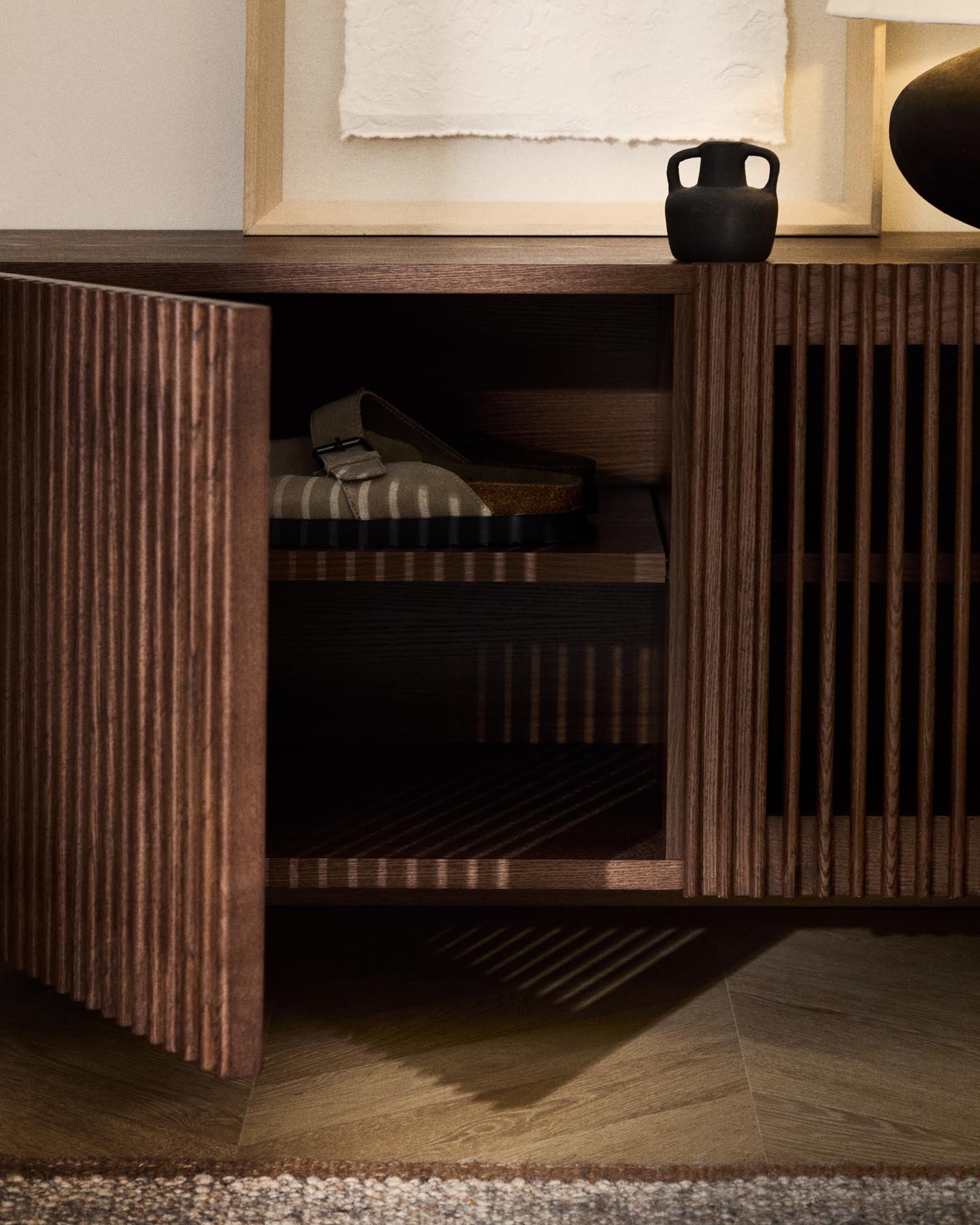 Schuhschrank Beyla mit 2 Türen aus Eschenfurnier und Massivholz aus Esche mit nussbaumfarbenem Finish 98,5 cm FSC 100% in Dunkelbraun präsentiert im Onlineshop von KAQTU Design AG. Schuhschrank ist von Kave Home