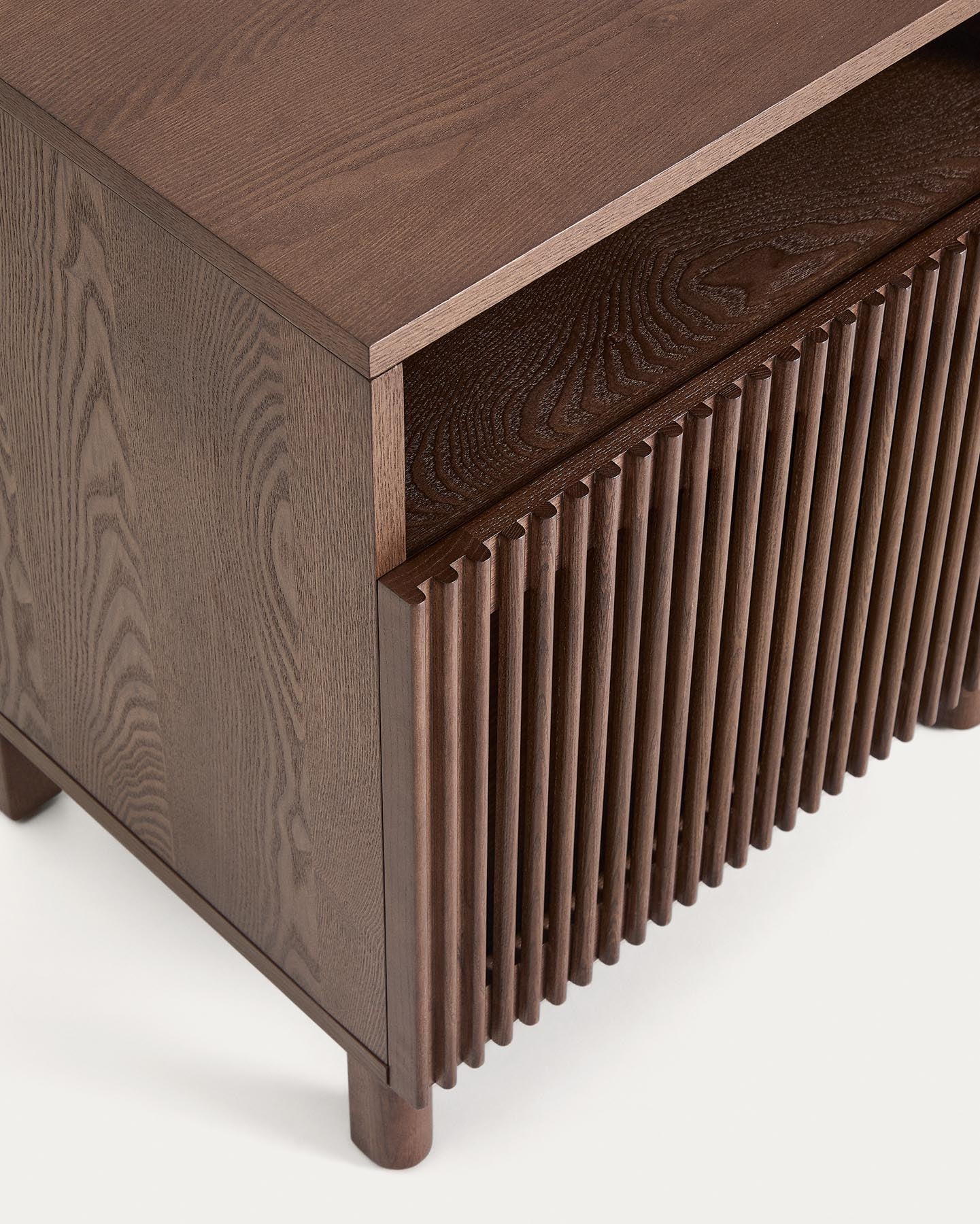 Nachttisch Beyla aus Furnier und Massivholz aus Esche mit nussbaumfarbenem Finish 53 x 62,5 cm FSC 100% in Dunkelbraun präsentiert im Onlineshop von KAQTU Design AG. Beistelltisch ist von Kave Home