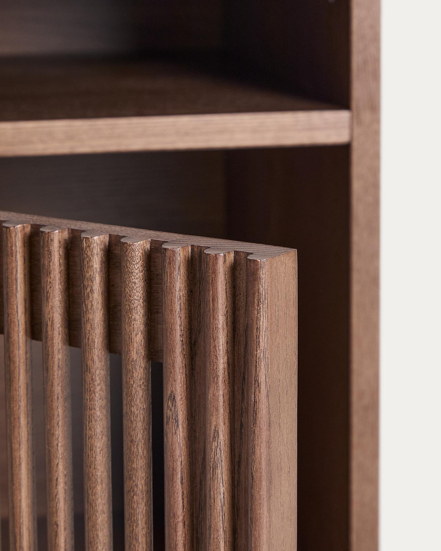 Nachttisch Beyla aus Furnier und Massivholz aus Esche mit nussbaumfarbenem Finish 53 x 62,5 cm FSC 100% in Dunkelbraun präsentiert im Onlineshop von KAQTU Design AG. Beistelltisch ist von Kave Home