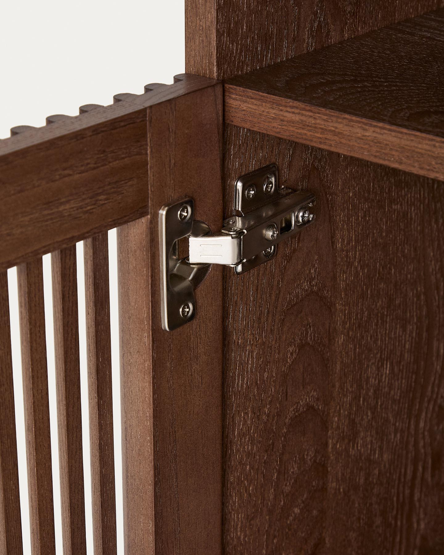 Nachttisch Beyla aus Furnier und Massivholz aus Esche mit nussbaumfarbenem Finish 53 x 62,5 cm FSC 100% in Dunkelbraun präsentiert im Onlineshop von KAQTU Design AG. Beistelltisch ist von Kave Home