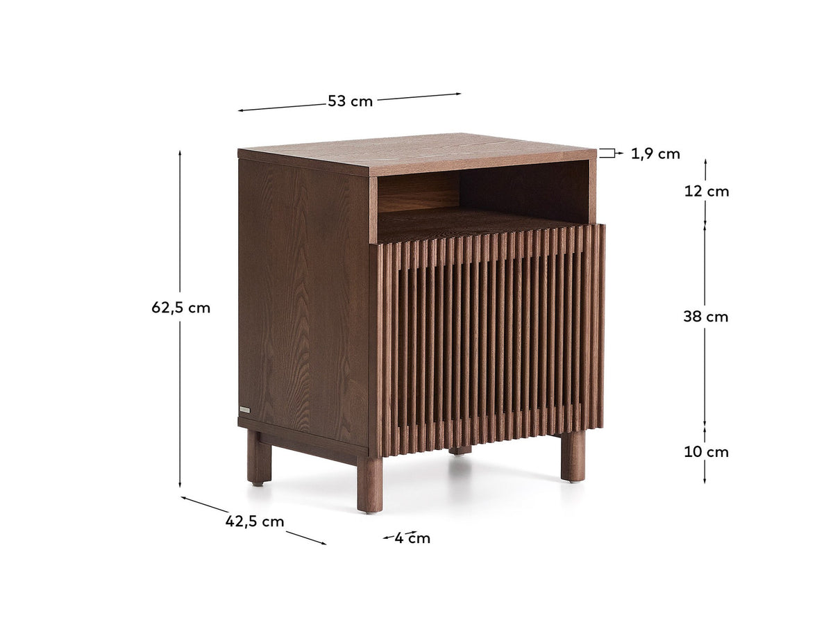 Nachttisch Beyla aus Furnier und Massivholz aus Esche mit nussbaumfarbenem Finish 53 x 62,5 cm FSC 100% in Dunkelbraun präsentiert im Onlineshop von KAQTU Design AG. Beistelltisch ist von Kave Home