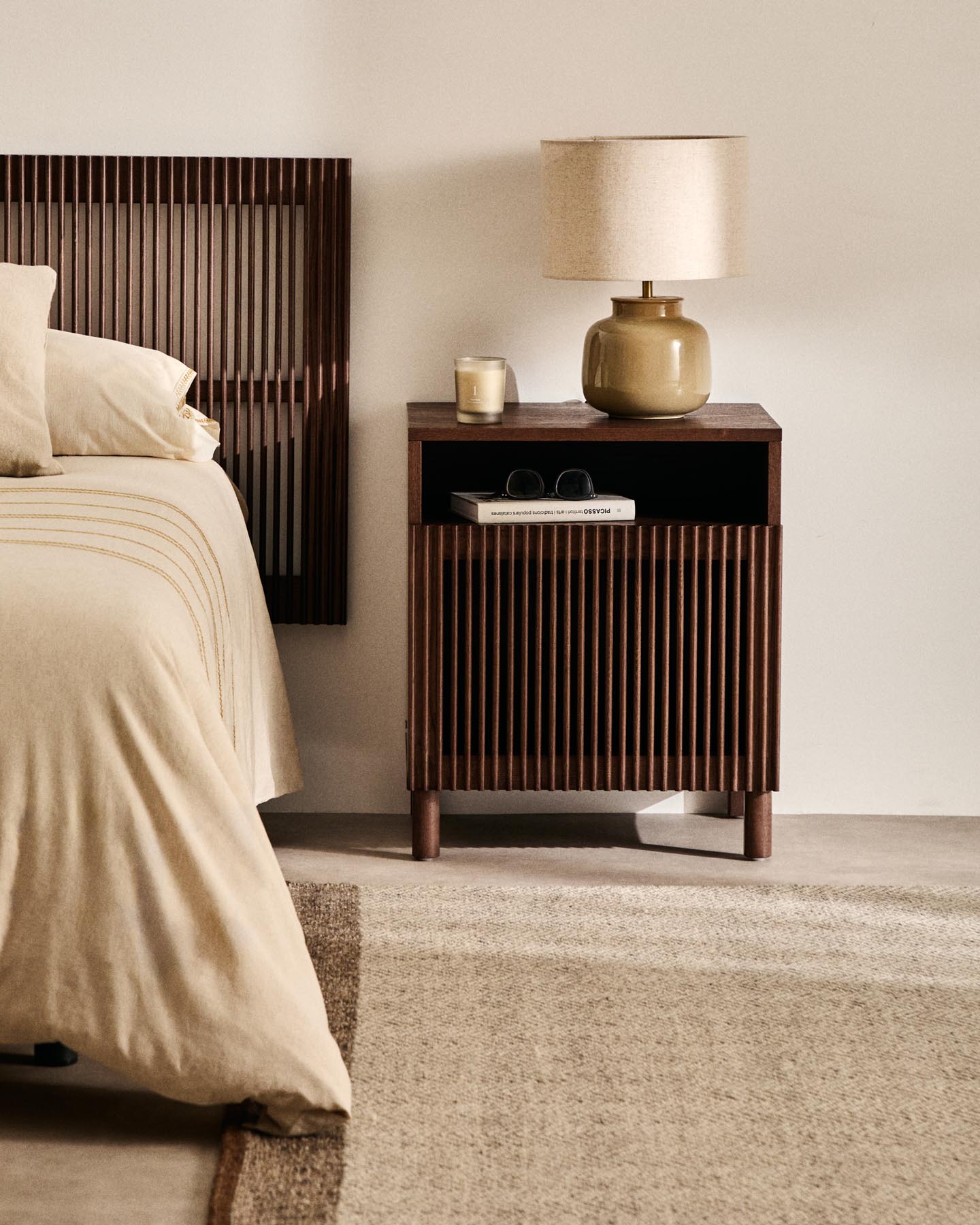 Nachttisch Beyla aus Furnier und Massivholz aus Esche mit nussbaumfarbenem Finish 53 x 62,5 cm FSC 100% in Dunkelbraun präsentiert im Onlineshop von KAQTU Design AG. Beistelltisch ist von Kave Home