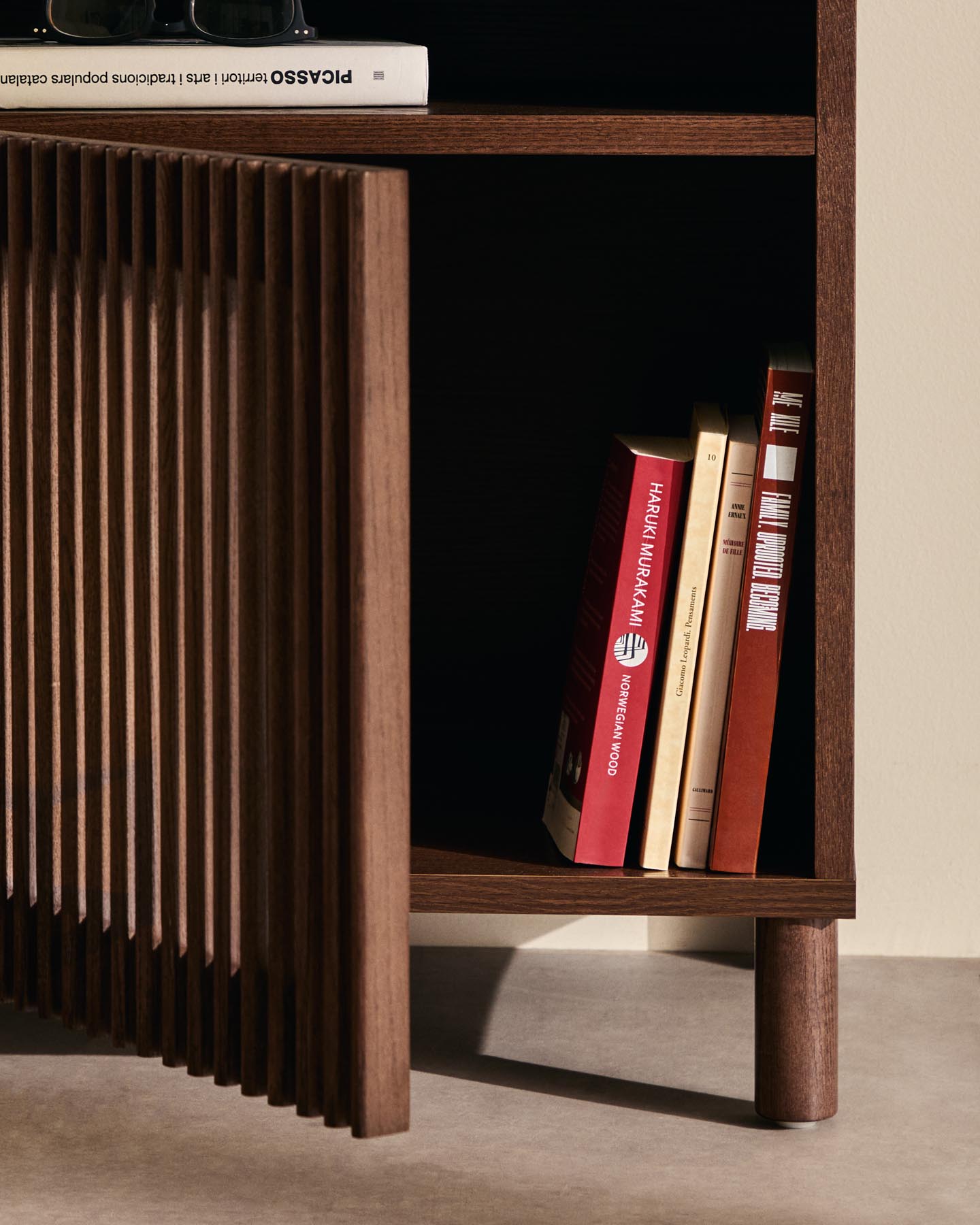 Nachttisch Beyla aus Furnier und Massivholz aus Esche mit nussbaumfarbenem Finish 53 x 62,5 cm FSC 100% in Dunkelbraun präsentiert im Onlineshop von KAQTU Design AG. Beistelltisch ist von Kave Home