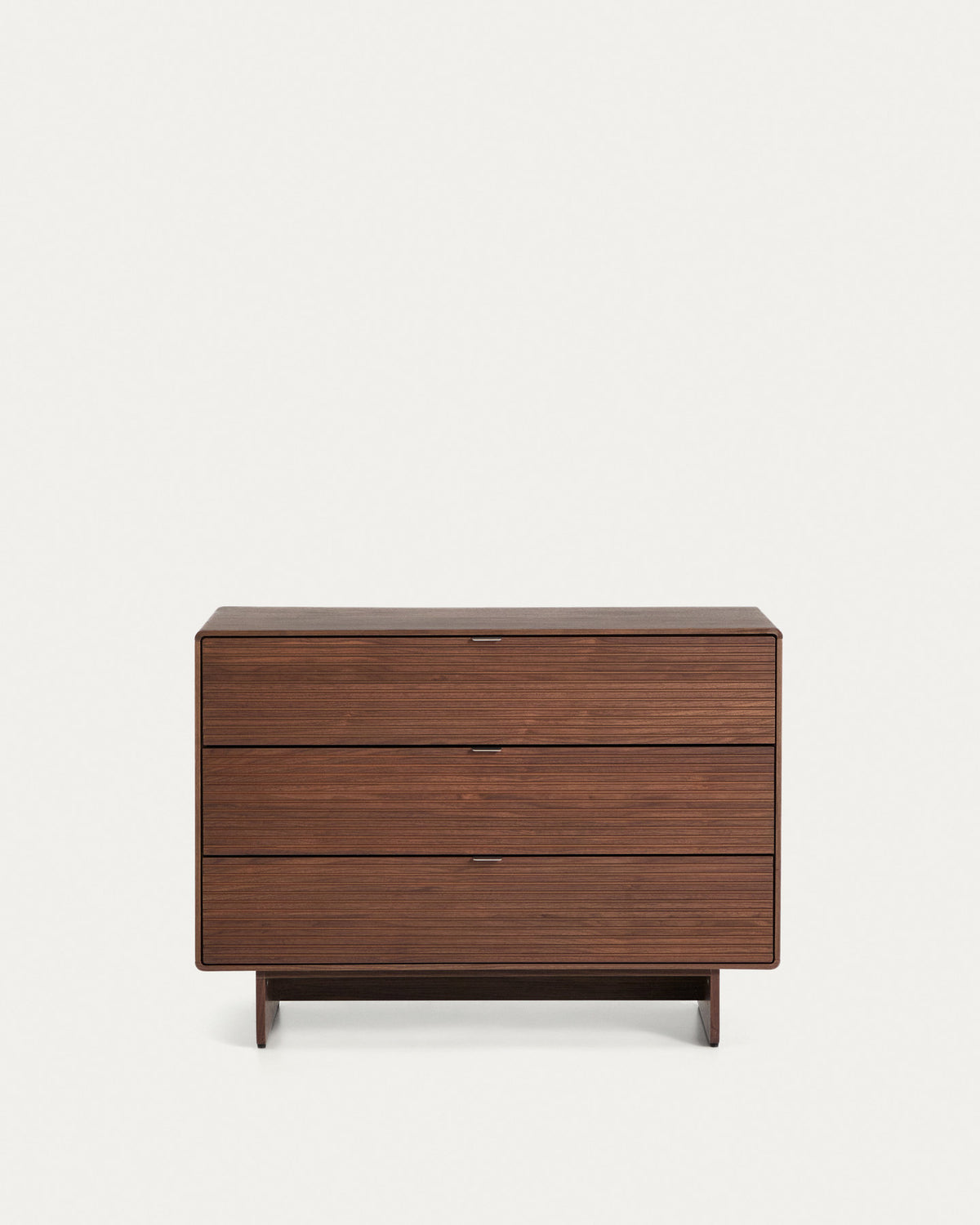 Kommode Norlen mit 3 Schubladen aus Nussbaumfurnier FSC Mix Credit 101 x 75 cm in Dunkelbraun präsentiert im Onlineshop von KAQTU Design AG. Kommode ist von Kave Home