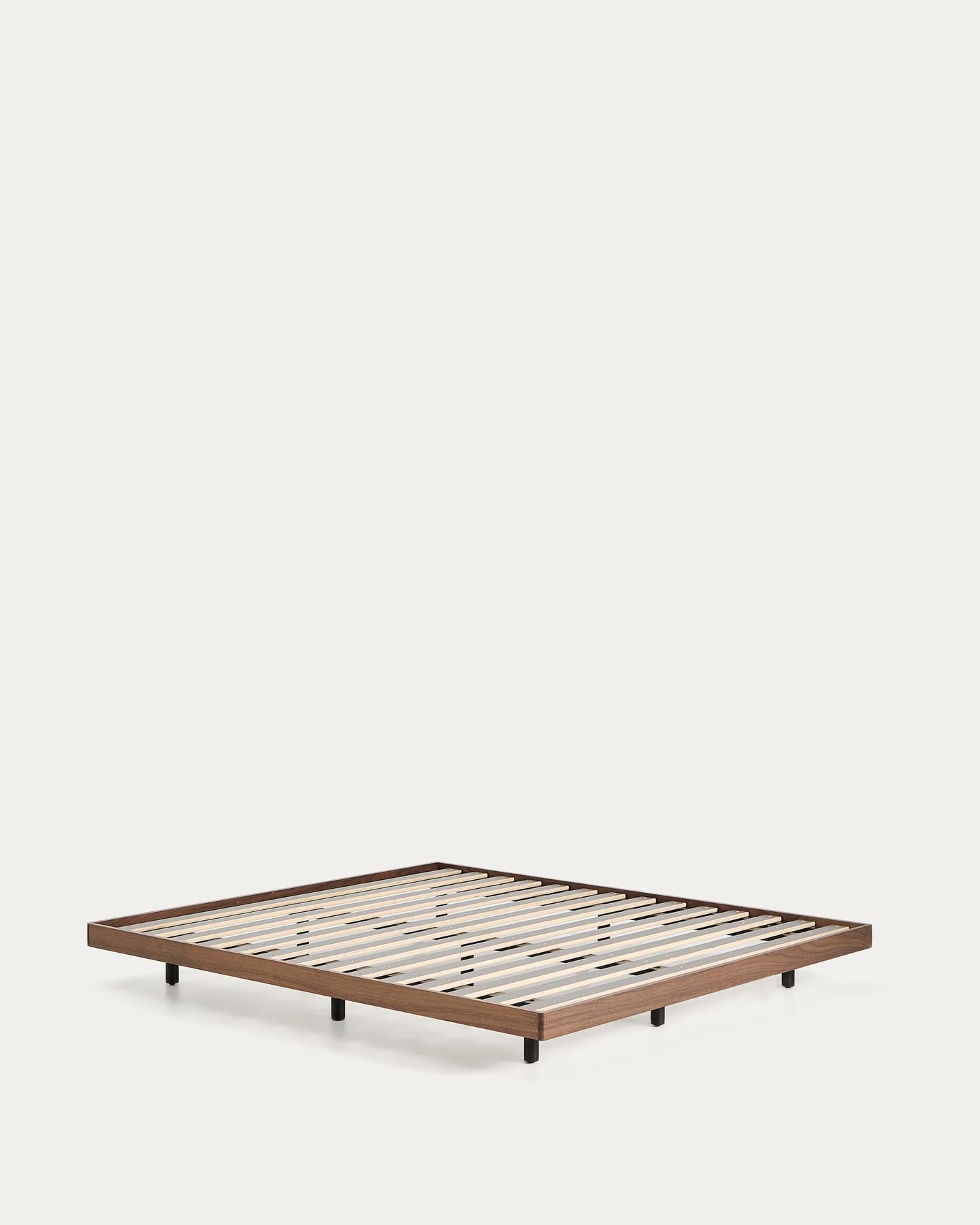 Unterbau Norlen aus Nussbaumfurnier mit dunklem Finish für Matratzen 160 x 200 cm FSC Mix Credit in Dunkelbraun präsentiert im Onlineshop von KAQTU Design AG. Bett ist von Kave Home