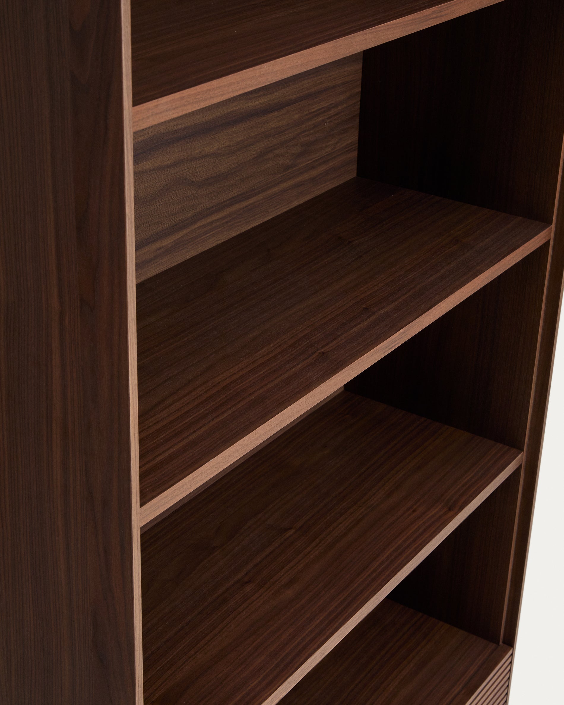 Modernes Regal Norlen in edlem Nussbaumfurnier, FSC Mix Credit, 90 x 190 cm, perfekt für die ansprechende Präsentation von Wohnaccessoires und Büchern.