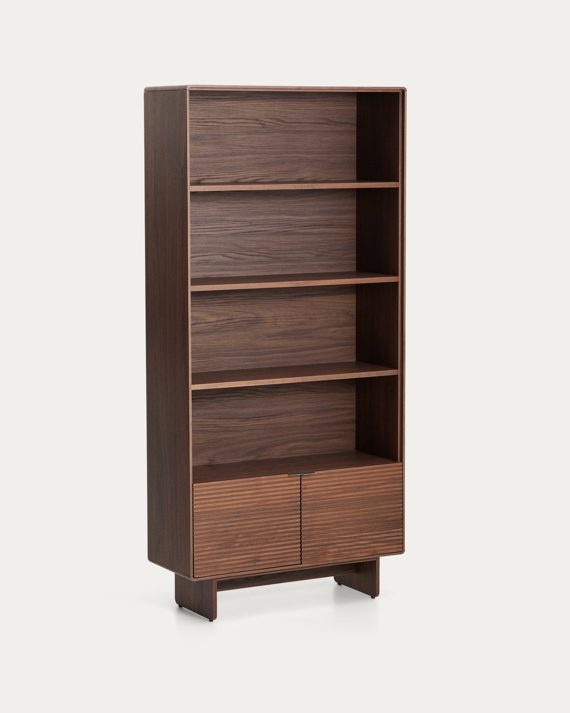 Elegantes Standregal Norlen aus Nussbaumfurnier, FSC Mix Credit, in Dunkelbraun, ideal für stilvolle Wohnräume, Maße 90 x 190 cm.