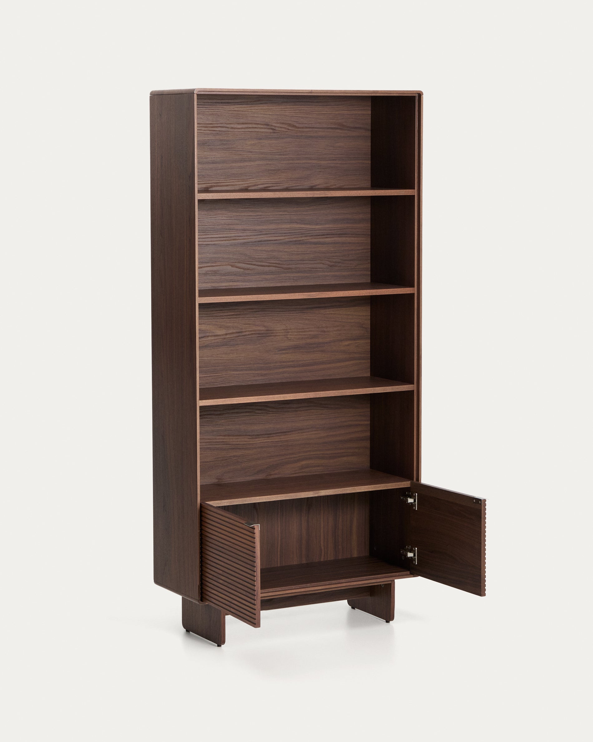 Elegantes Standregal Norlen aus Nussbaumfurnier, FSC Mix Credit, 90 x 190 cm, ideal zur stilvollen Aufbewahrung von Büchern und Accessoires.