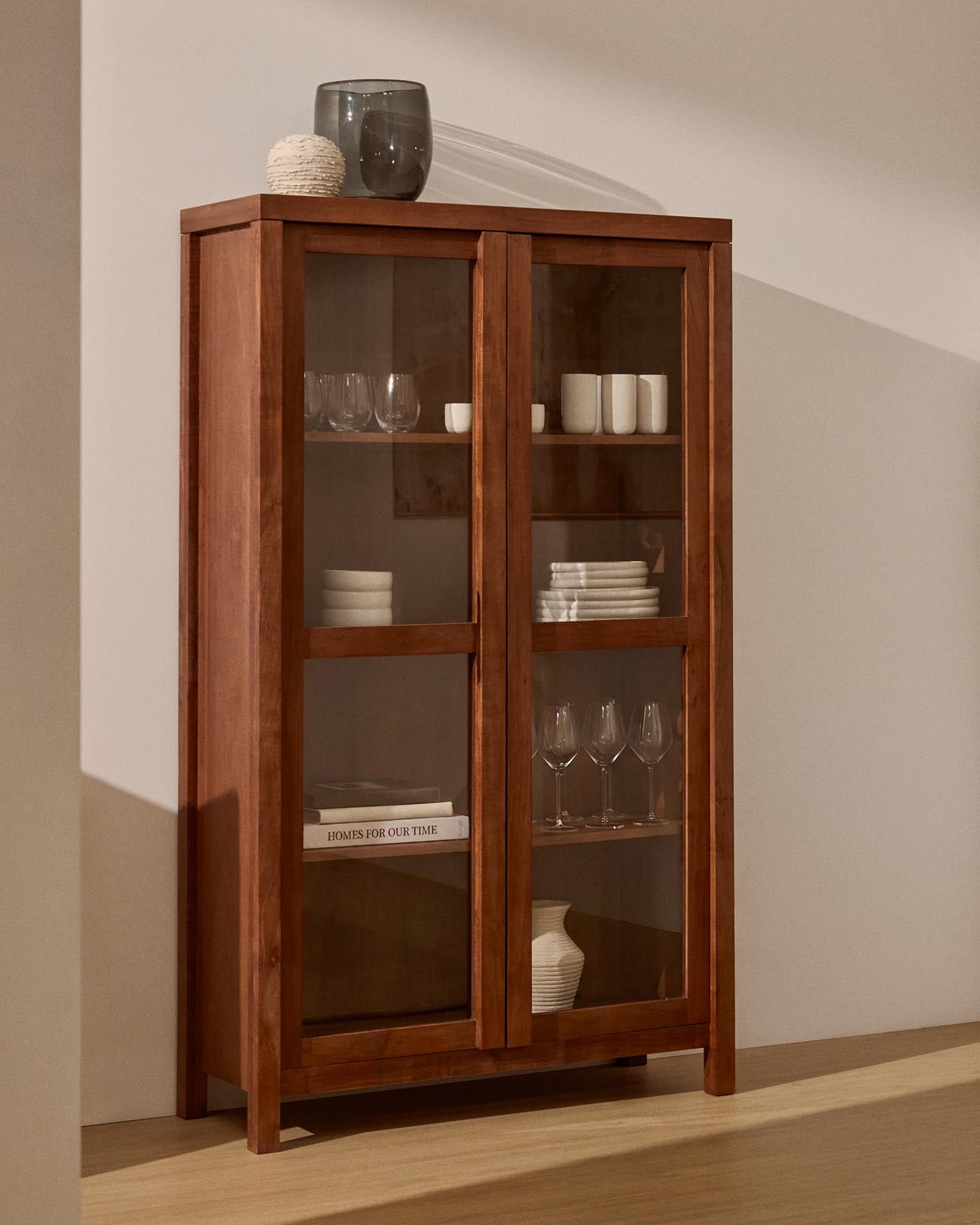 Vitrine Norani aus massivem Akazienholz und Akazienfurnier 110 x 185 cm in Braun präsentiert im Onlineshop von KAQTU Design AG. Vitrine ist von Kave Home