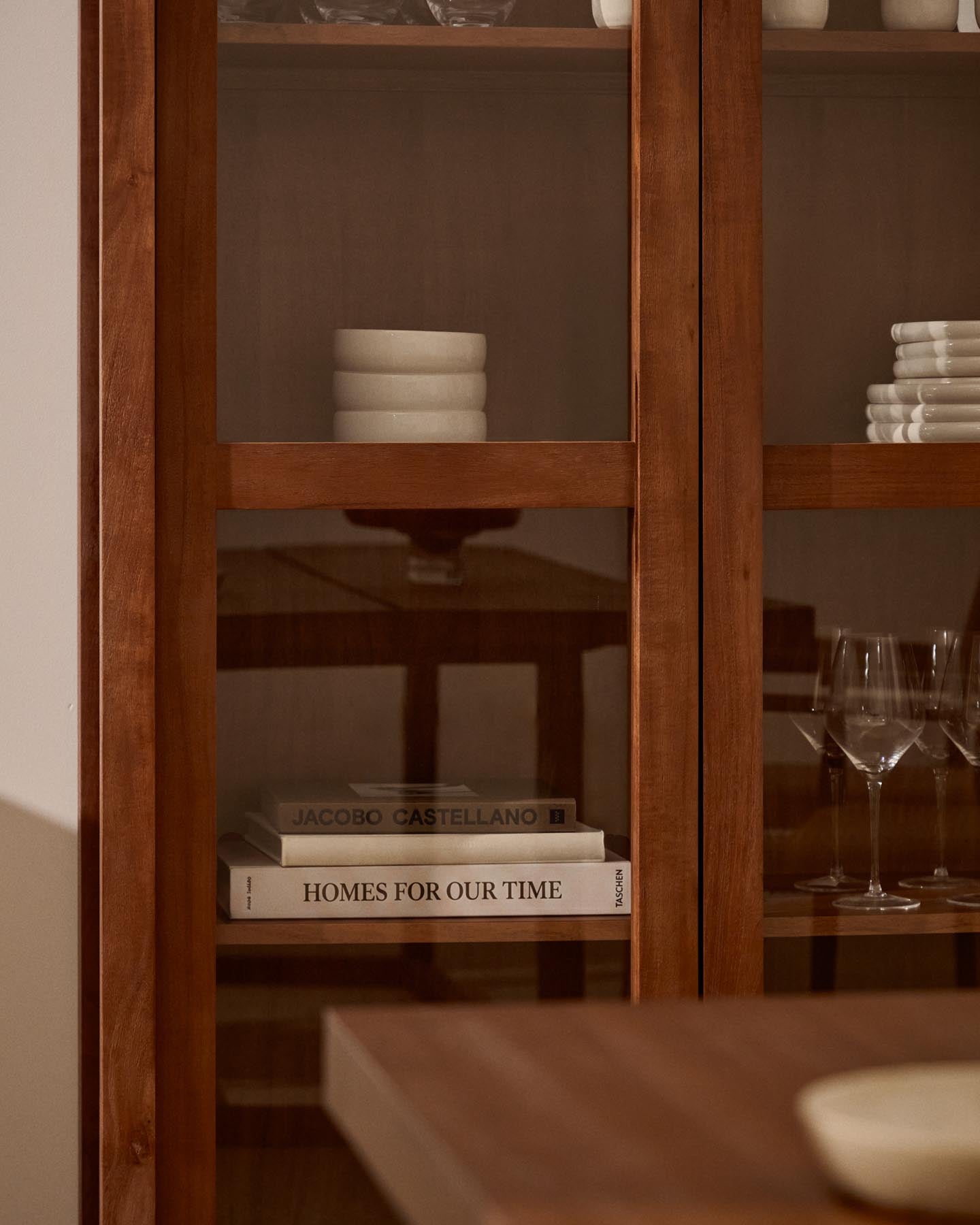 Vitrine Norani aus massivem Akazienholz und Akazienfurnier 110 x 185 cm in Braun präsentiert im Onlineshop von KAQTU Design AG. Vitrine ist von Kave Home