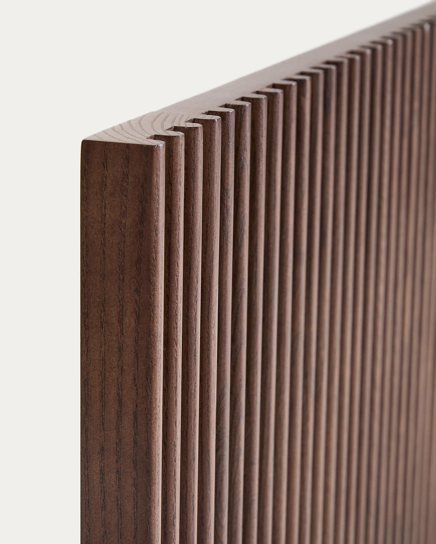 Bettkopfteil Beyla aus massivem Eschenholz mit nussbaumfarbenem Finish für 180-cm-Betten FSC 100% in Dunkelbraun präsentiert im Onlineshop von KAQTU Design AG. Zubehör Bett ist von Kave Home