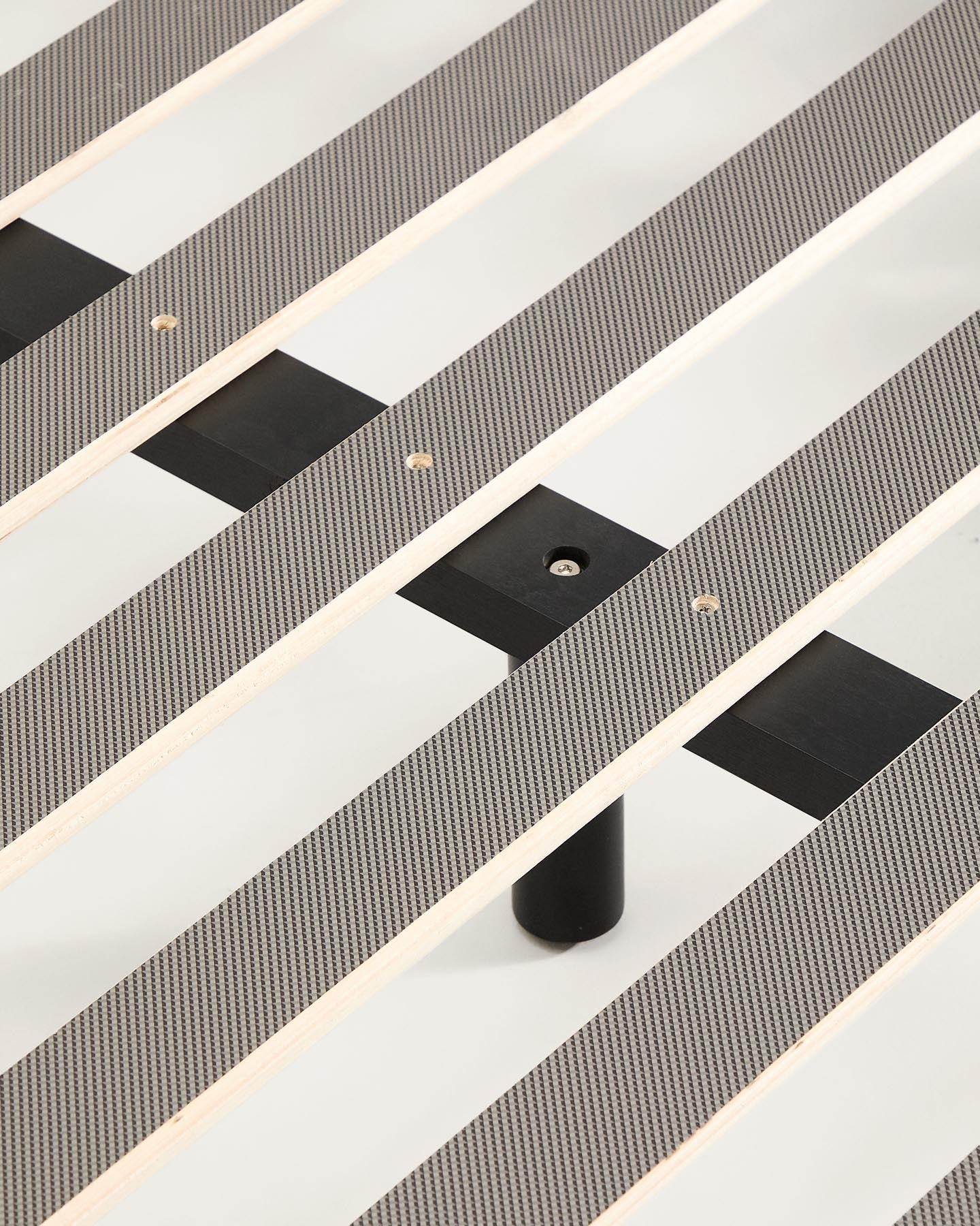 Unterbau Norlen aus Nussbaumfurnier mit dunklem Finish für Matratzen 180 x 200 cm FSC Mix Credit in Dunkelbraun präsentiert im Onlineshop von KAQTU Design AG. Bett ist von Kave Home