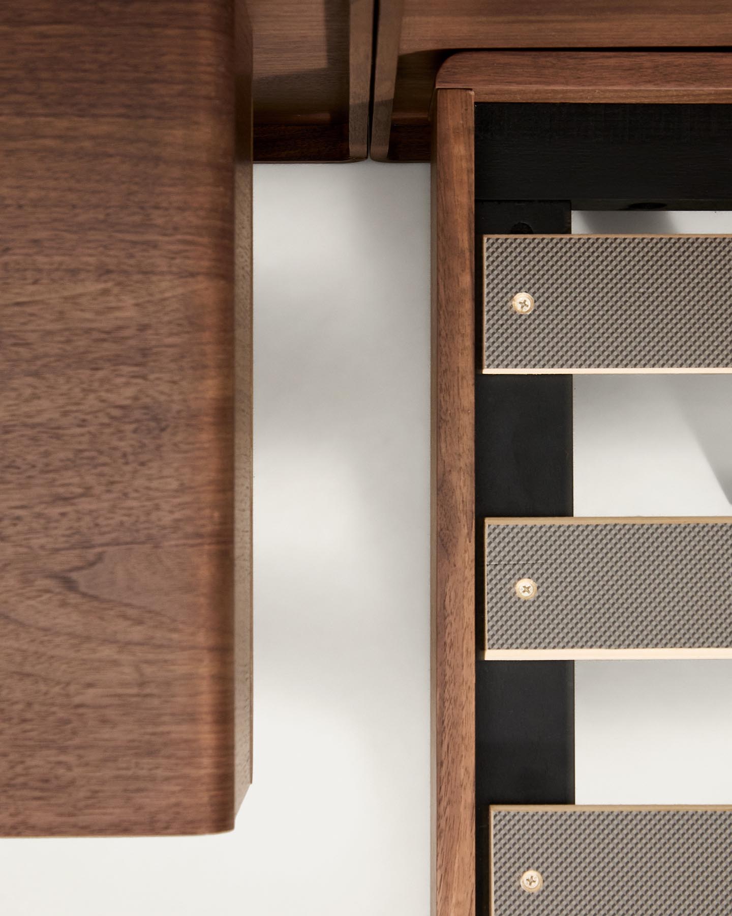 Bett Norlen mit zwei Nachttischen aus Nussbaumfurnier mit dunklem Finish und LED-Licht für Matratzen 180 x 200 cm FSC Mix Credit in Dunkelbraun präsentiert im Onlineshop von KAQTU Design AG. Bett ist von Kave Home