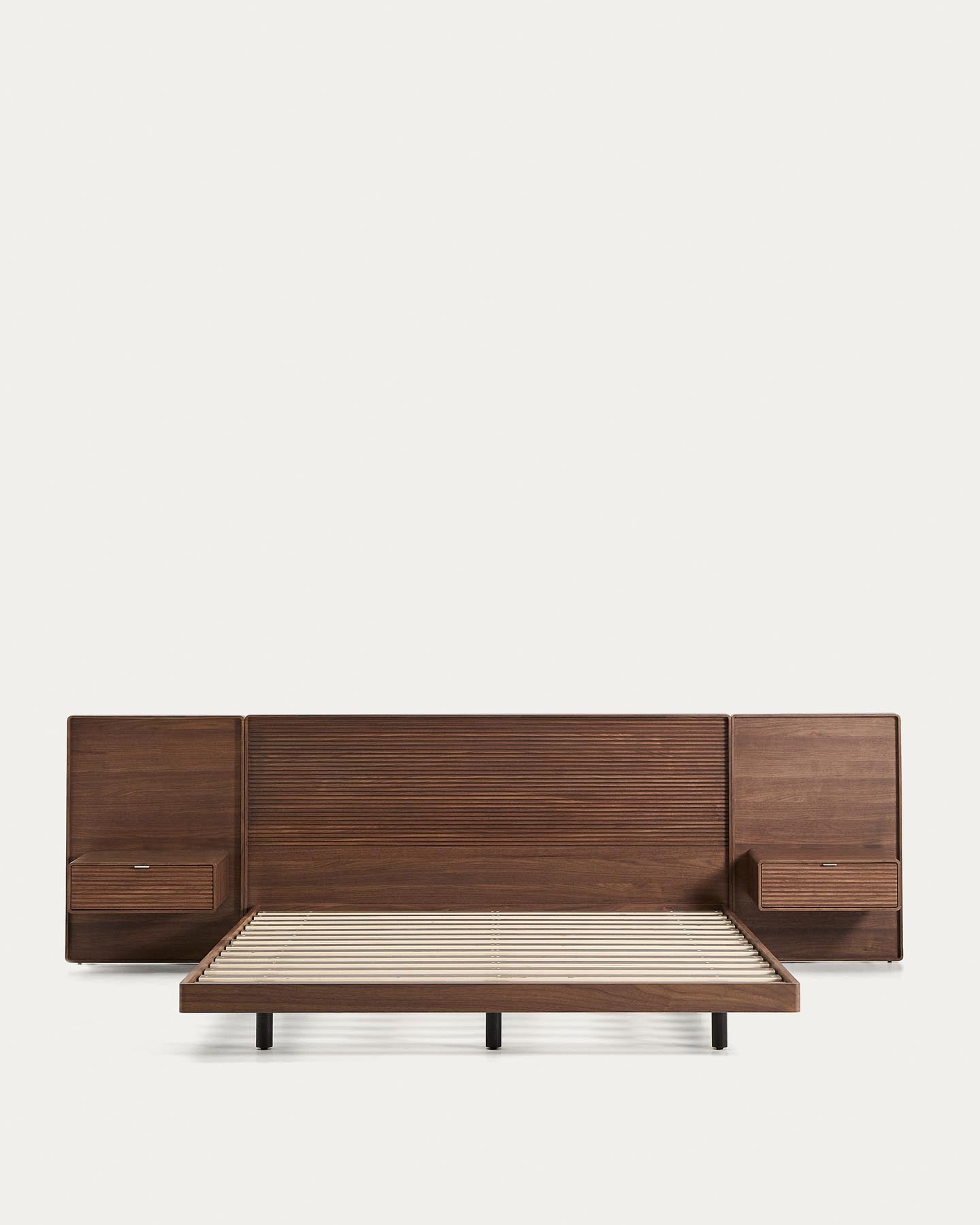 Bett Norlen mit zwei Nachttischen aus Nussbaumfurnier mit dunklem Finish und LED-Licht für Matratzen 180 x 200 cm FSC Mix Credit in Dunkelbraun präsentiert im Onlineshop von KAQTU Design AG. Bett ist von Kave Home